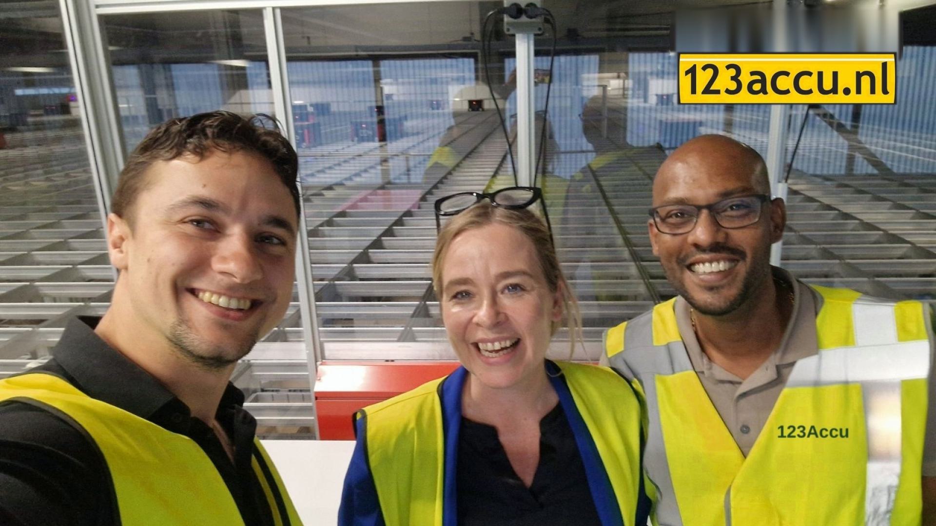 In het magazijn van 123accu, met Dinesh Jiawan