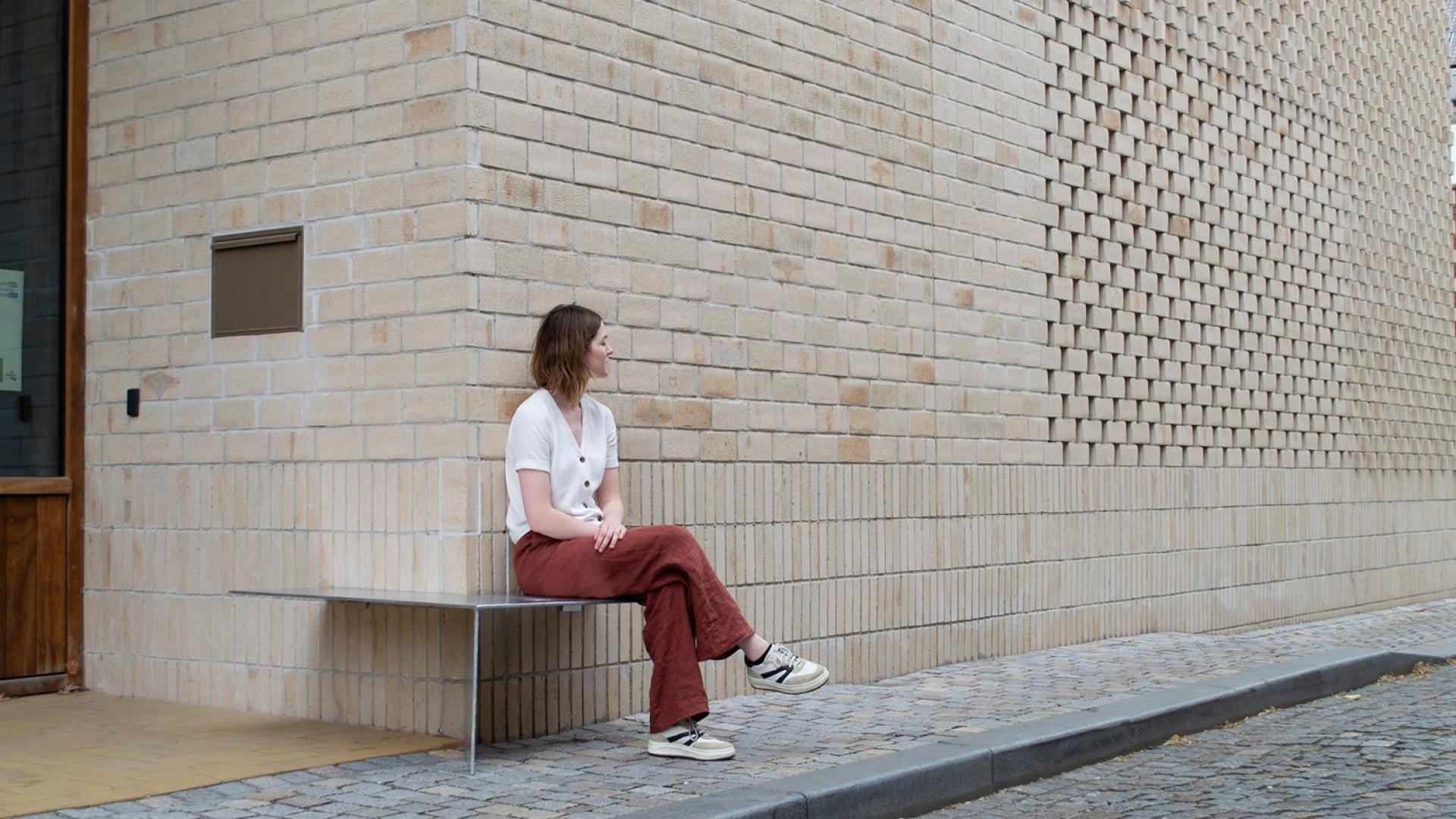 Corner bench
