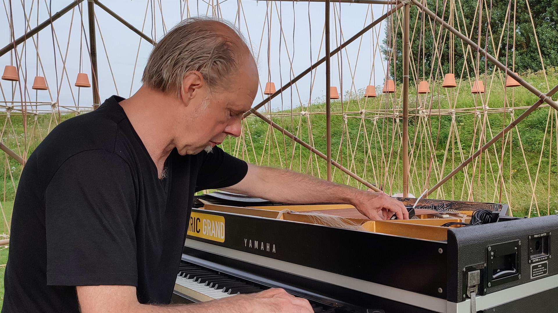 Electric Grand – Walk inside a Piano