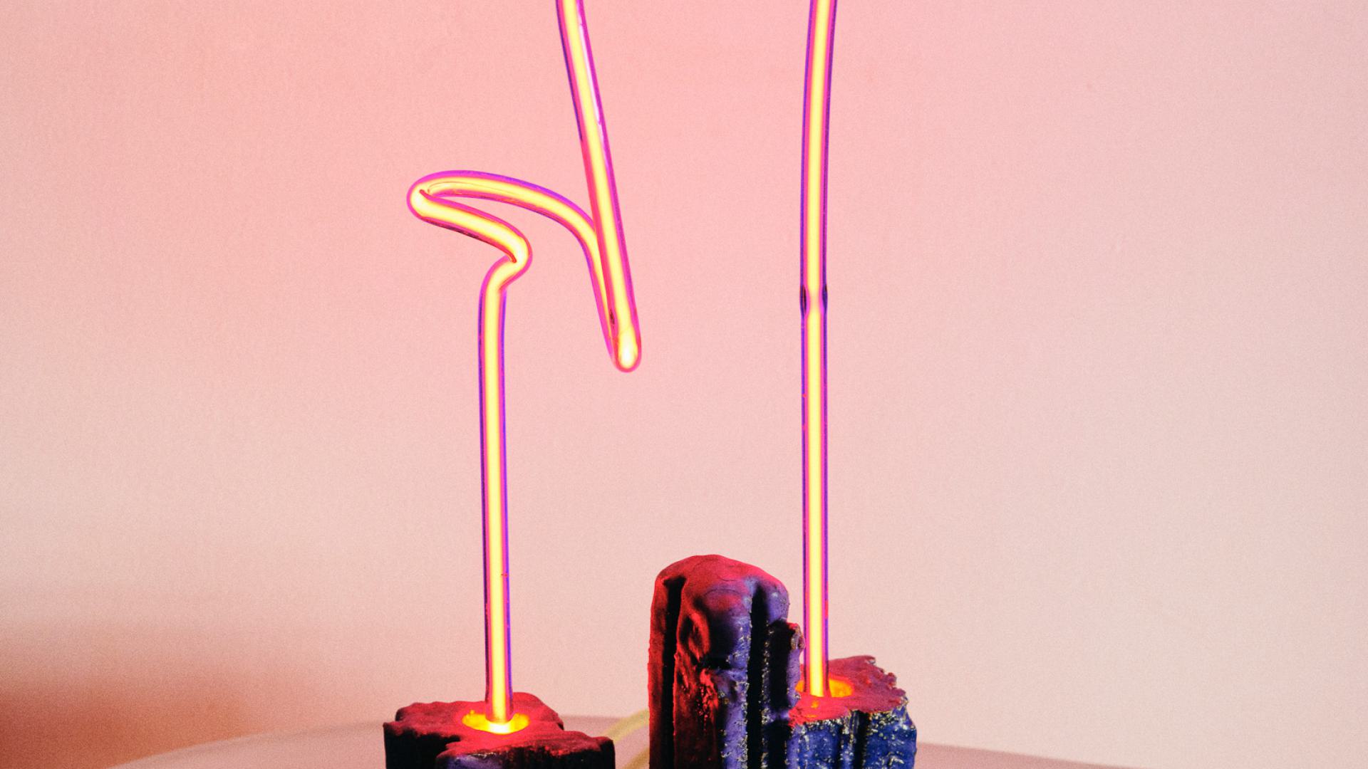 ‘Neon lamp’ (2025), h35 / 15x8 cm