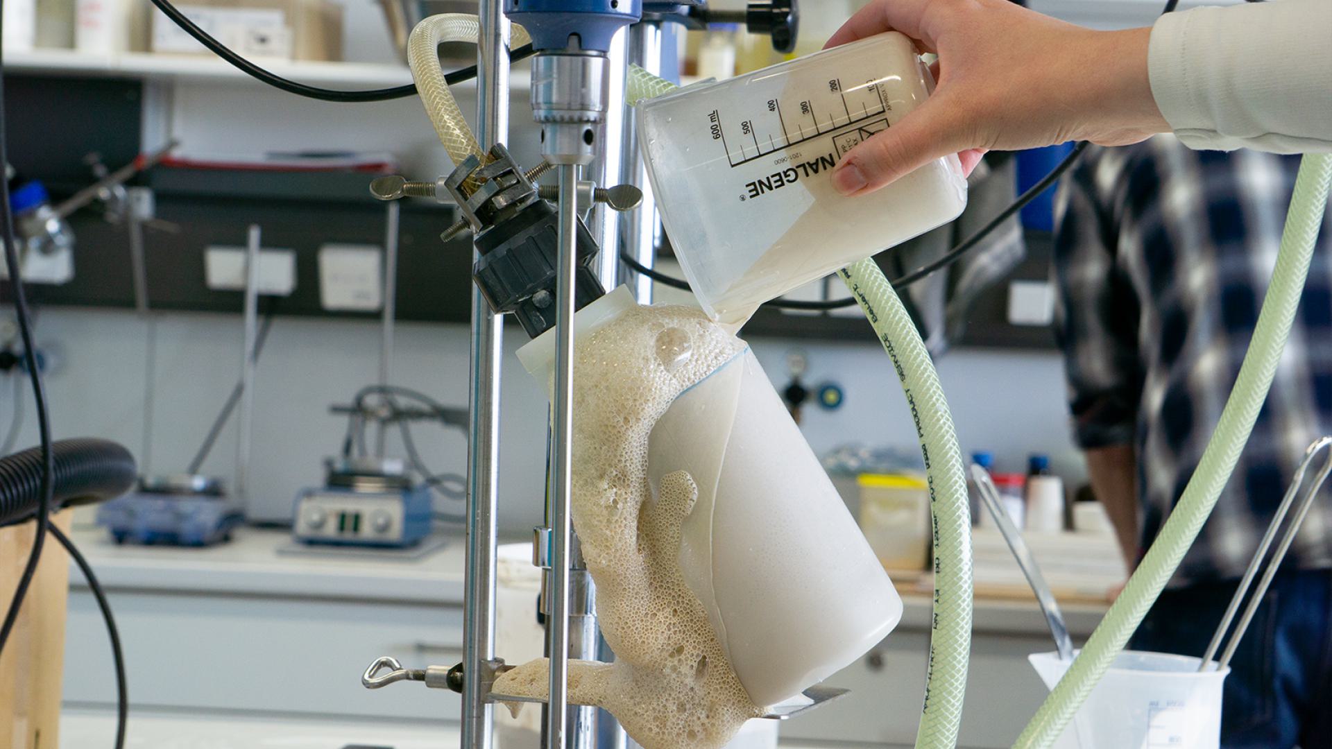 Foaming the porcelain slip
