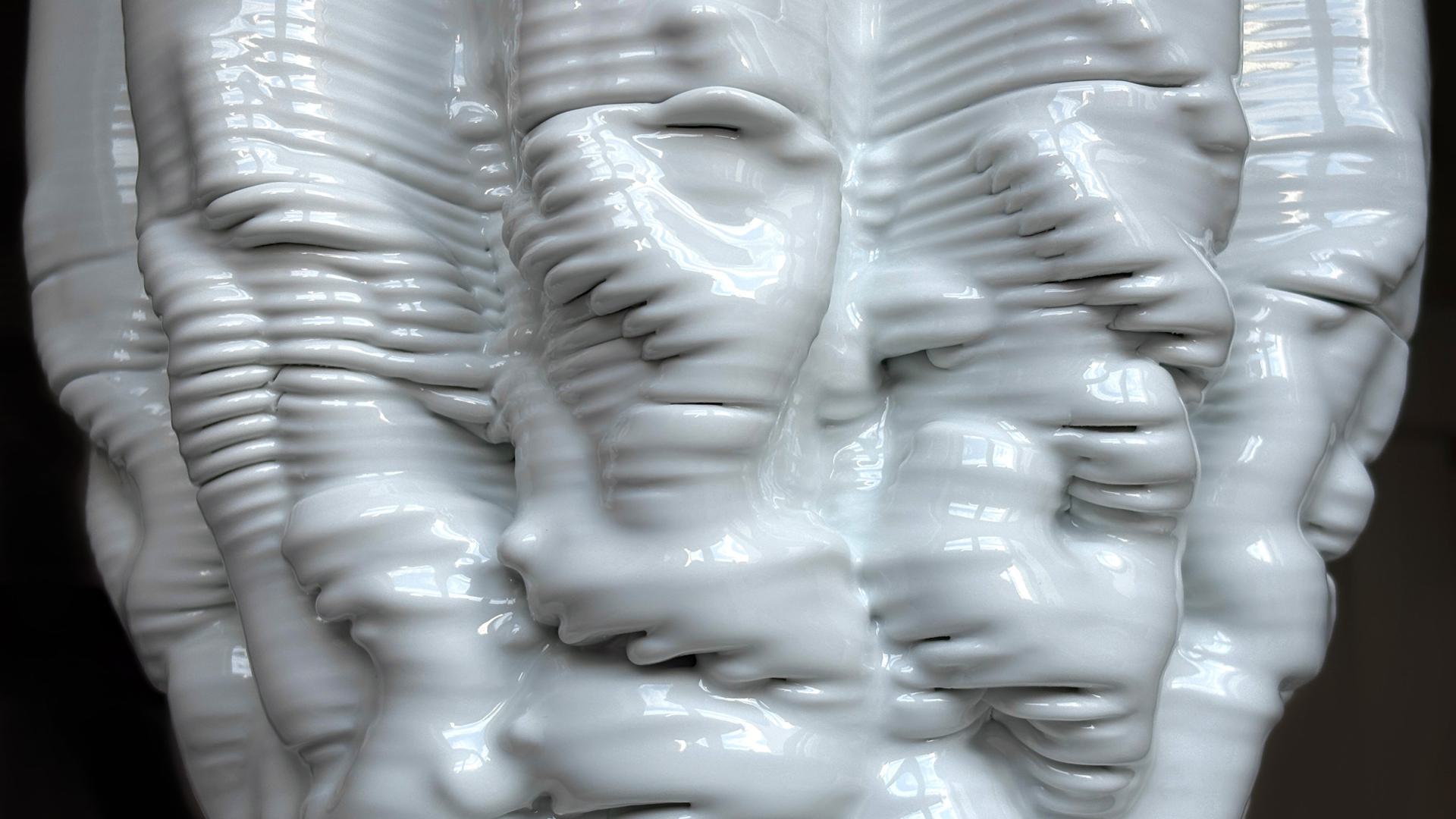 Structures on porcelain