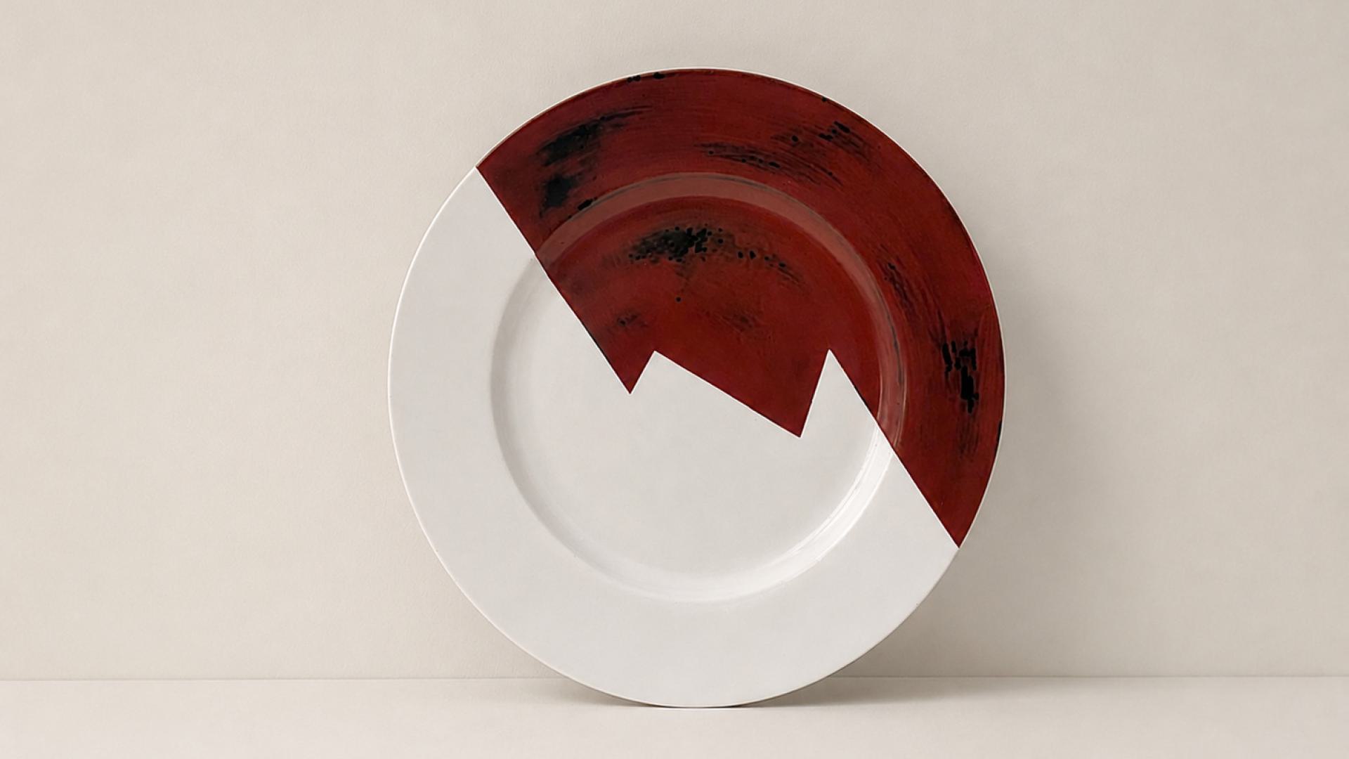 A plate transformed through Urushi