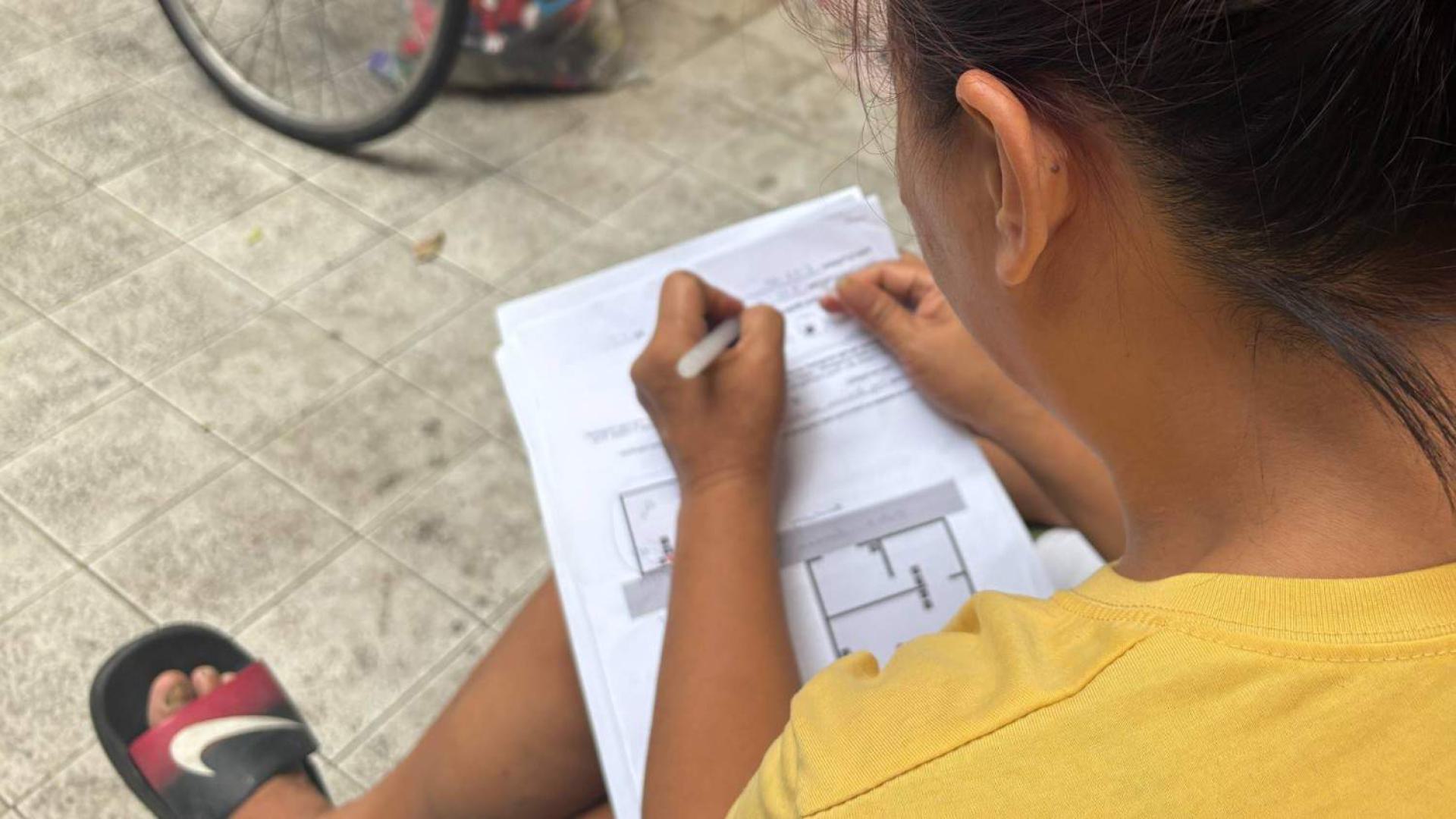 Mag-aareglo observes activities in the workshop