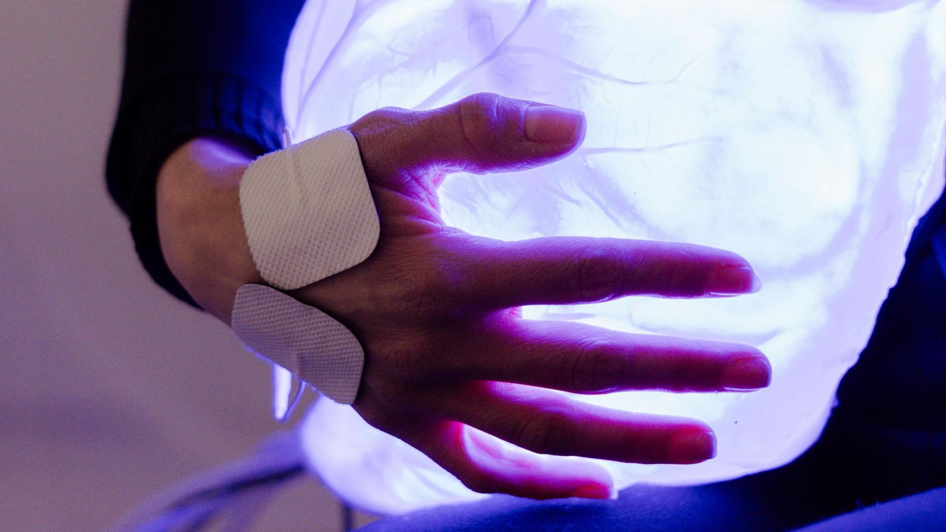 Detail of holding the sculpture