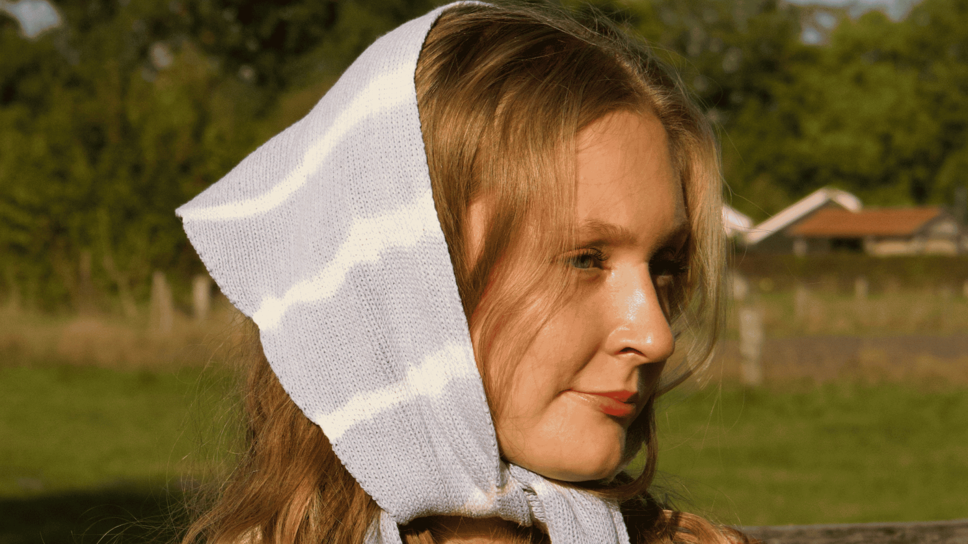 Scarf dyed with purple-blue colourant from yeast