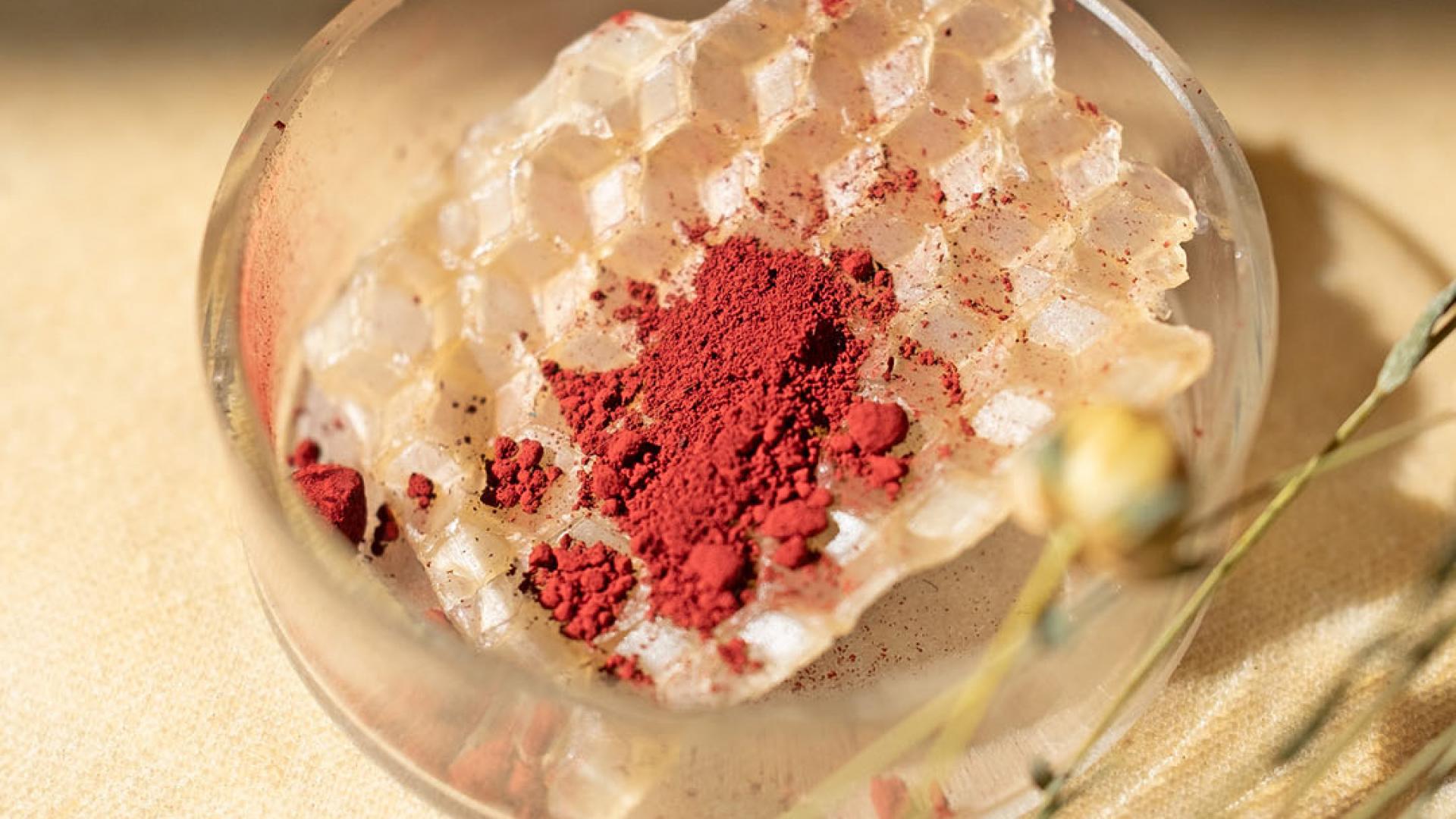 Mixing wax with natural pigments