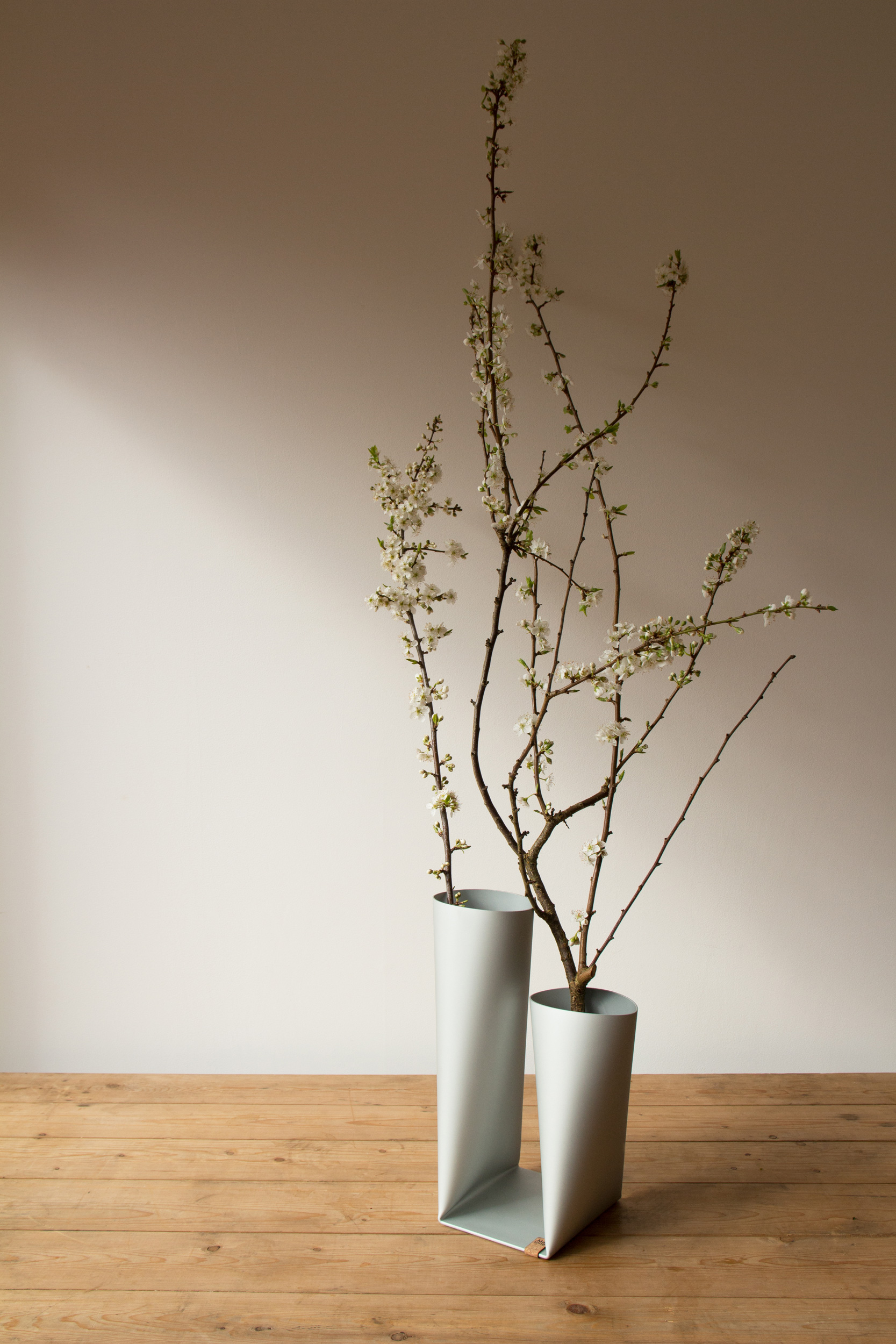 vase No.8, sara mellone design, aluminium, aluvase8, alu, space for design, netherlands, dutch design week, german design, uk design, made in europe, innovative design, simple, minimalistic, folded vase, beautiful furniture, furniture design, modern desig