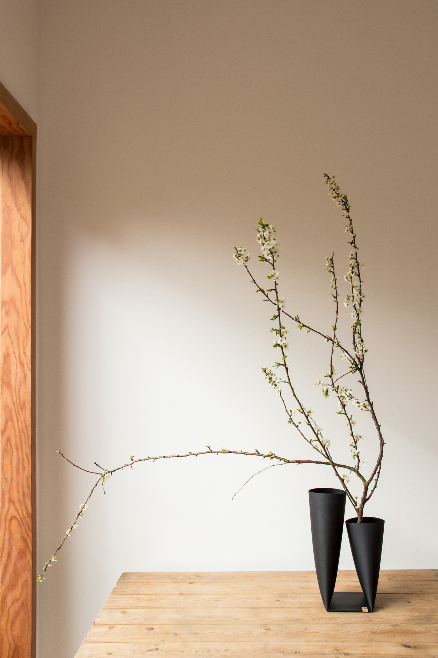 vase No.8, sara mellone design, aluminium, aluvase8, alu, space for design, netherlands, dutch design week, german design, uk design, made in europe, innovative design, simple, minimalistic, folded vase, beautiful furniture, furniture design, modern desig