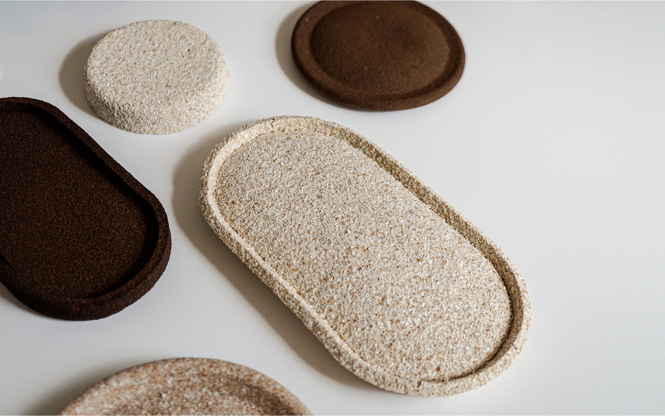 Tableware out of eggshells and coffegrounds