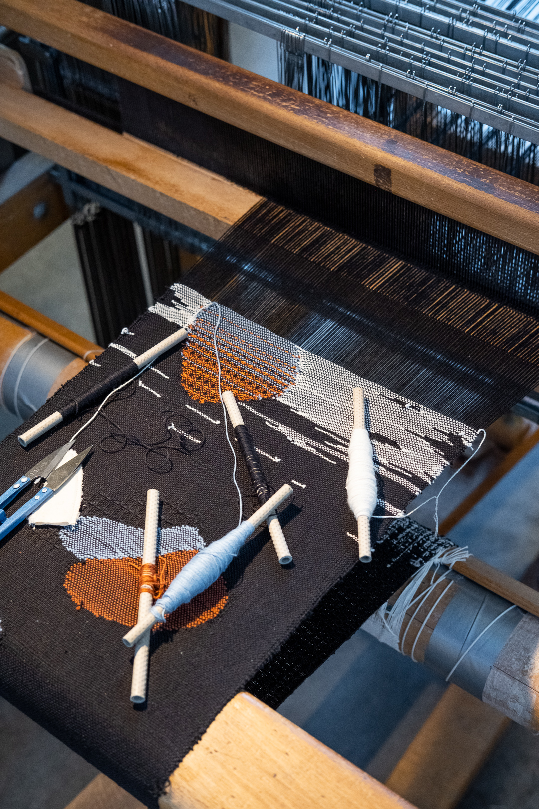 A sample in production, on a manual loom.