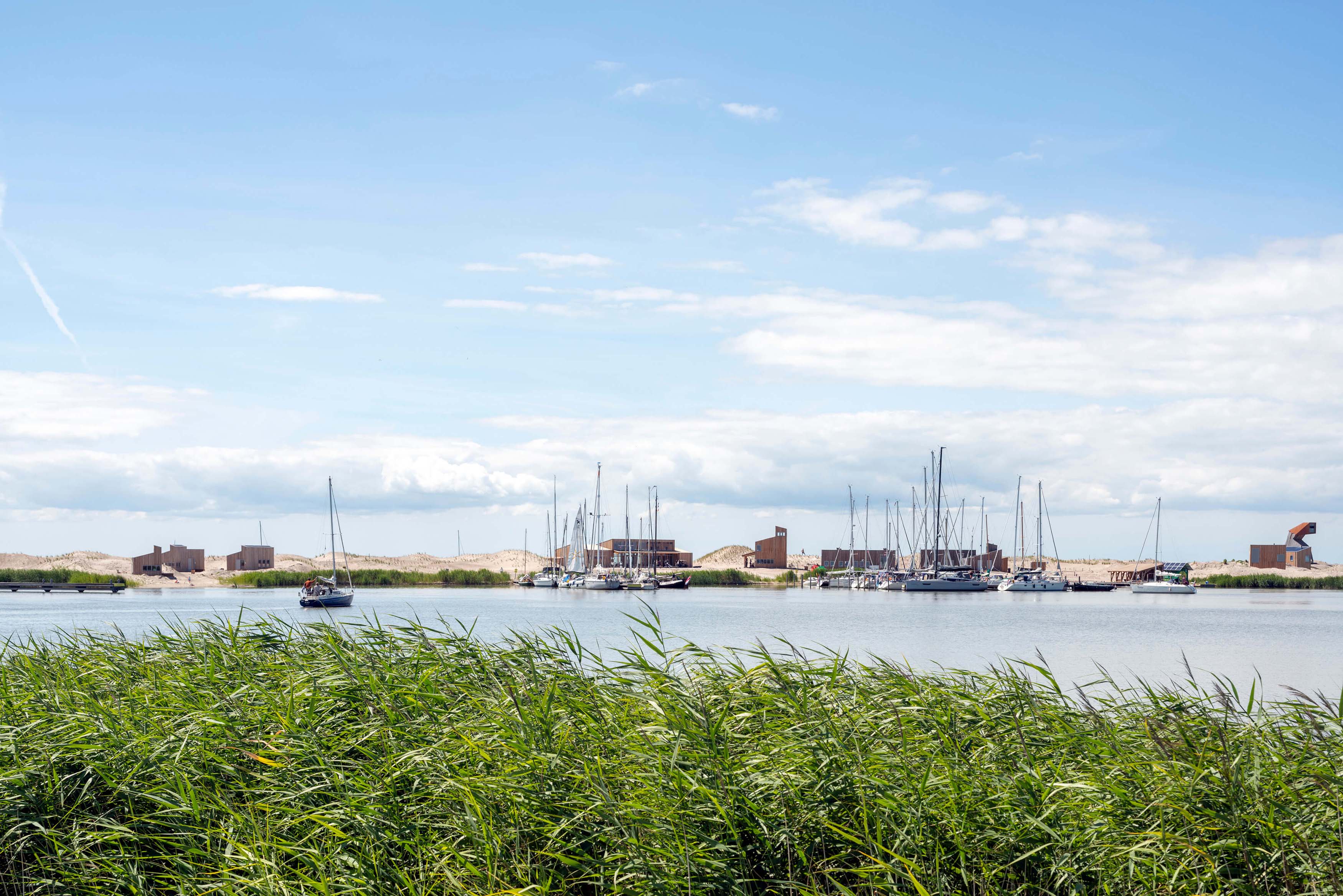 Marker Wadden - Zicht op nederzetting, april 2021