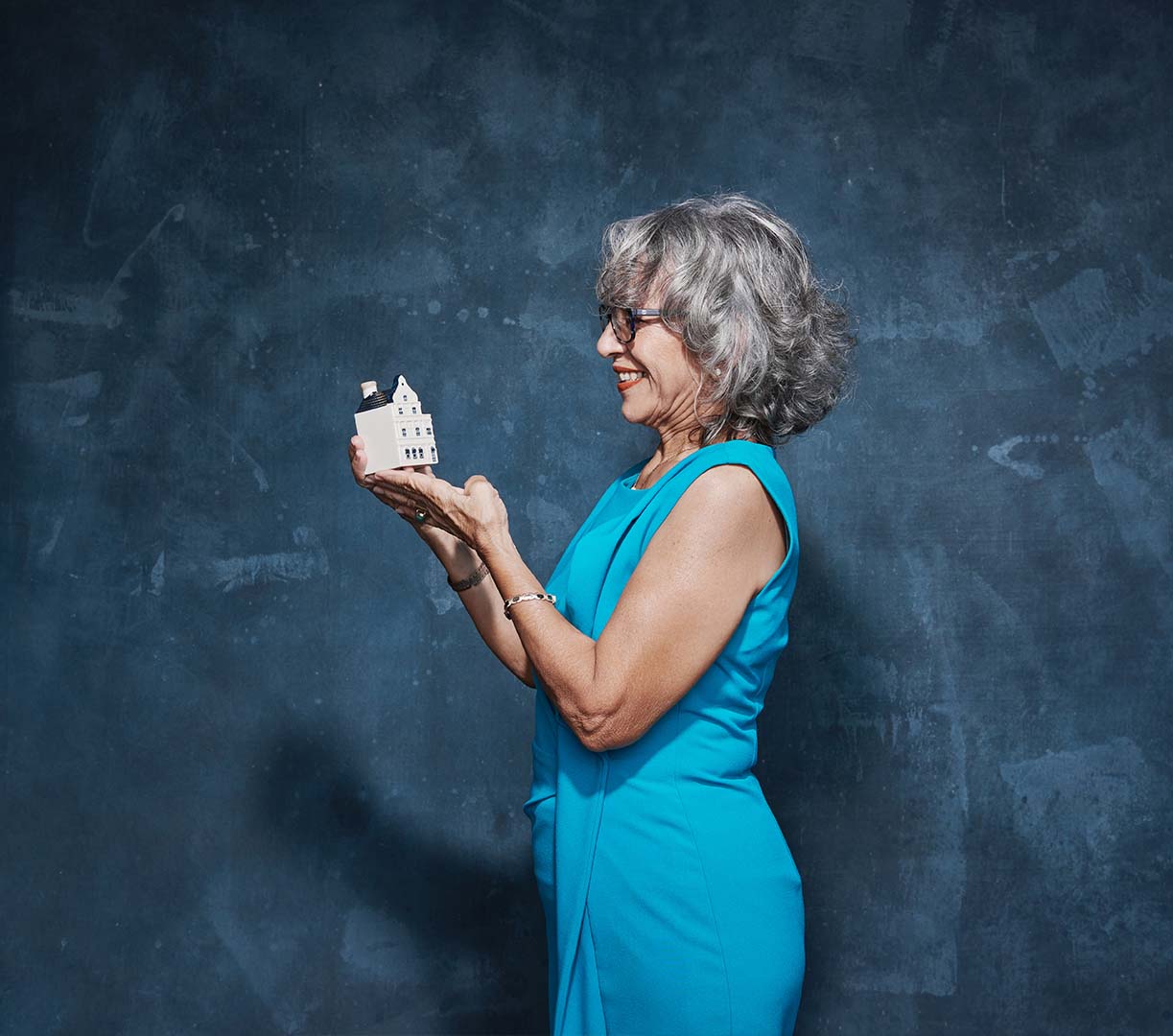 Eunice and her Delft blue Penha house