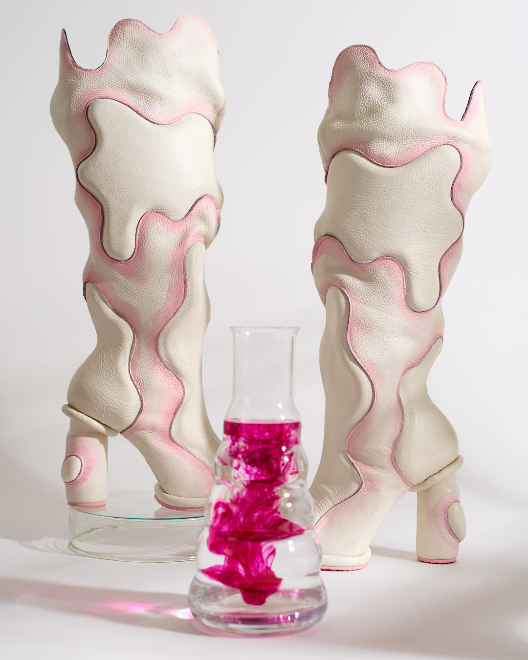 laars: roze bacterieverf op wit leer