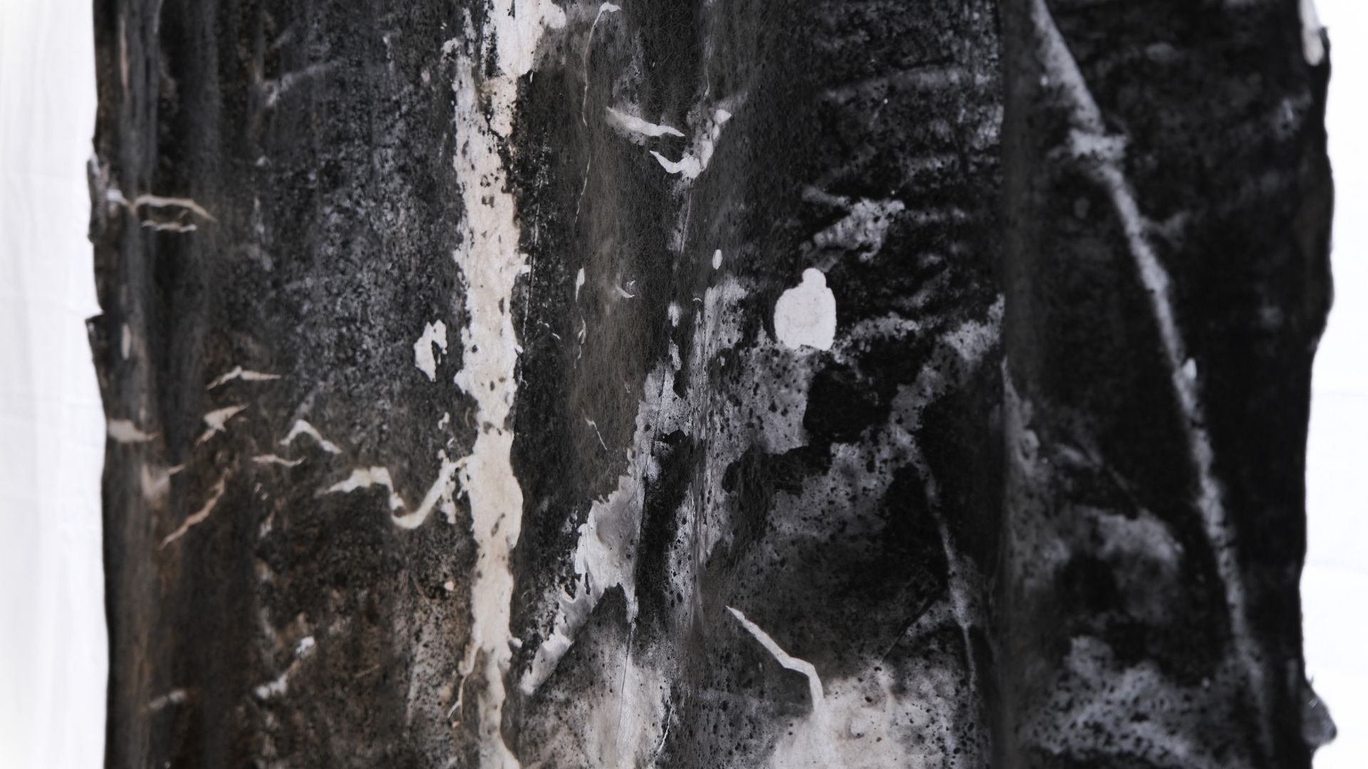 "CRACKED INSTALLATION", 90CMX520CM