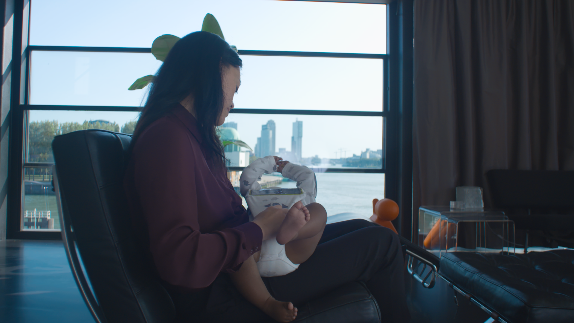 Mother using the GoDi Babywear outfit