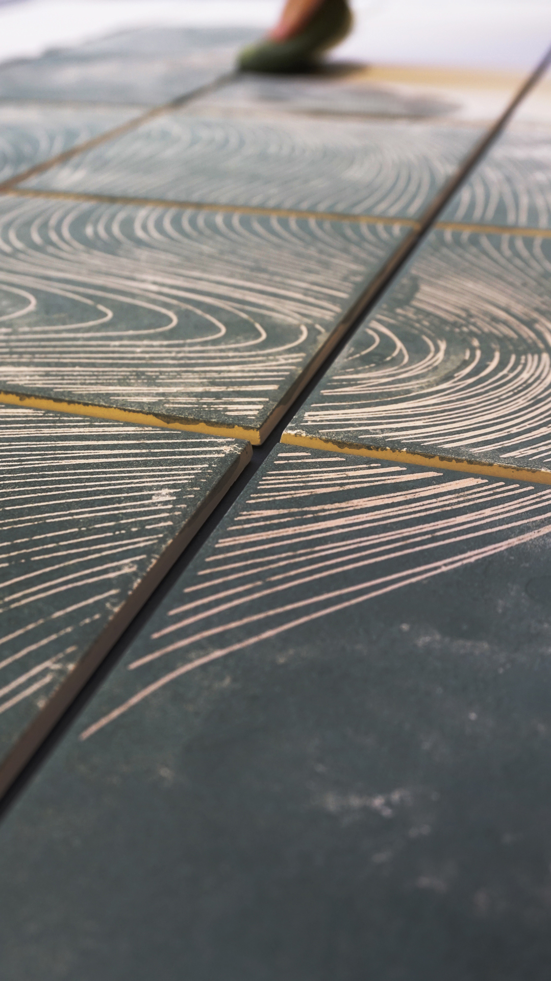 Hand dyeing on tiles