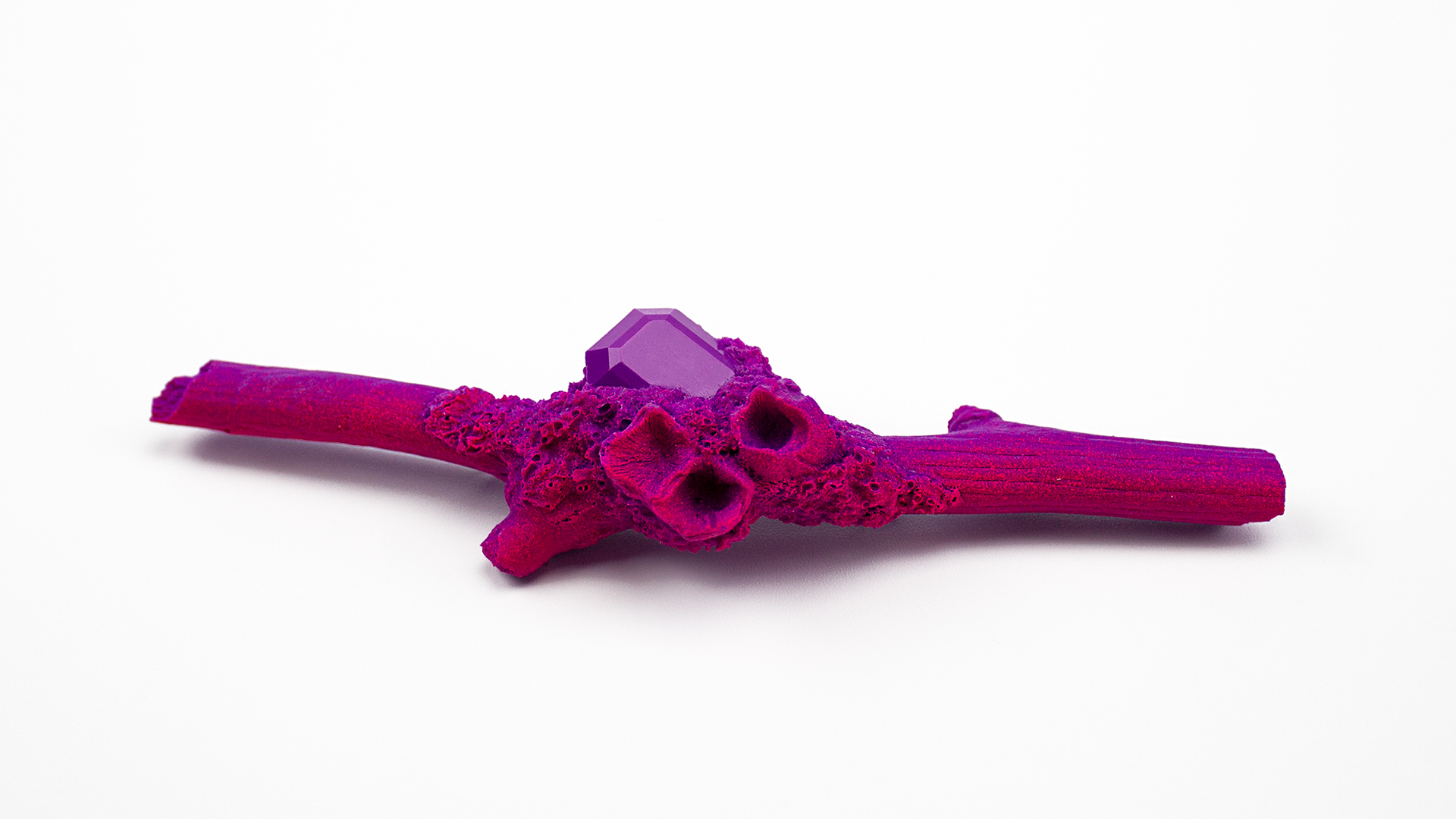 AMYTHA LILIUM // Brooch, modeled by hand