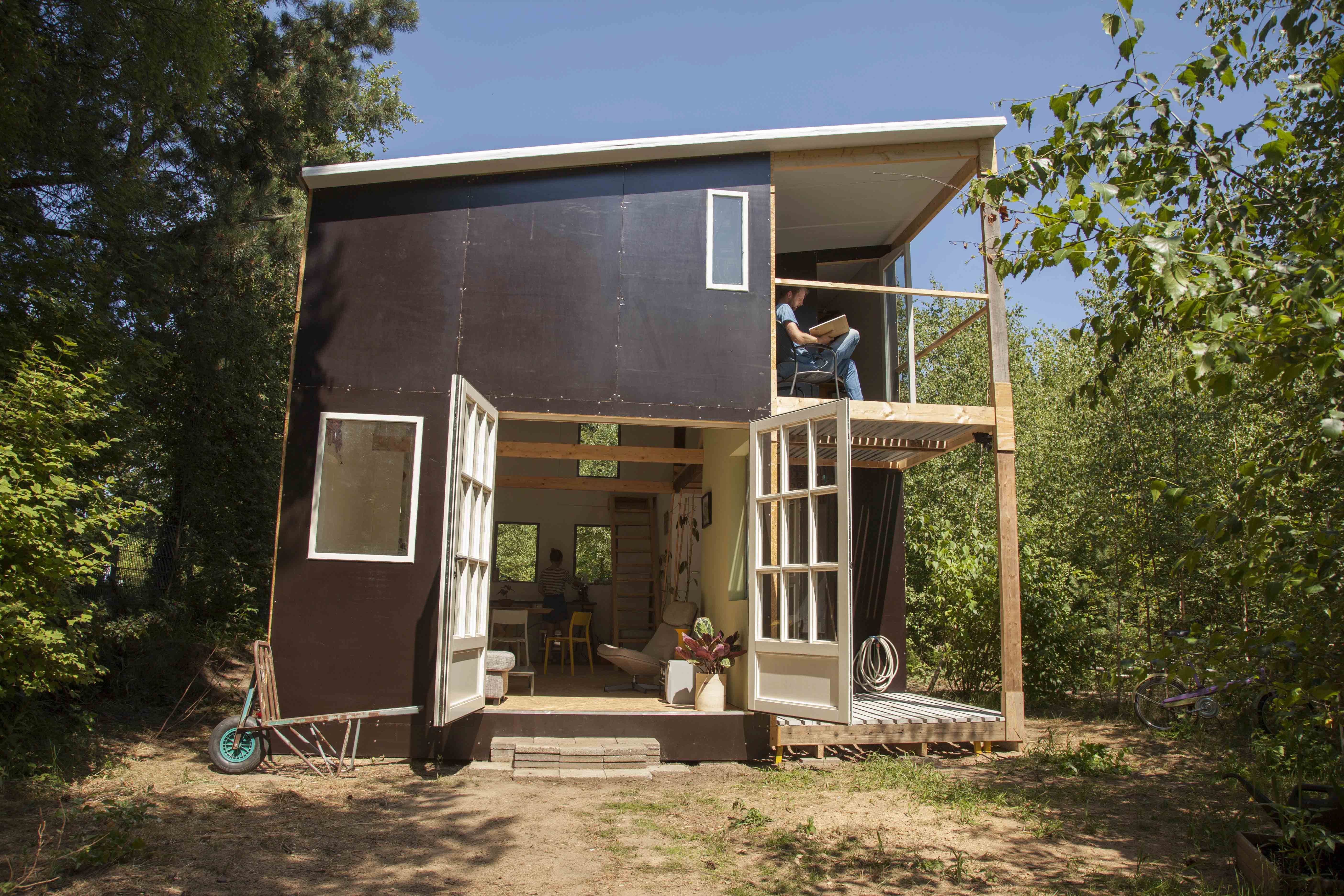 A HOUSE IN ONE MONTH, exterieur