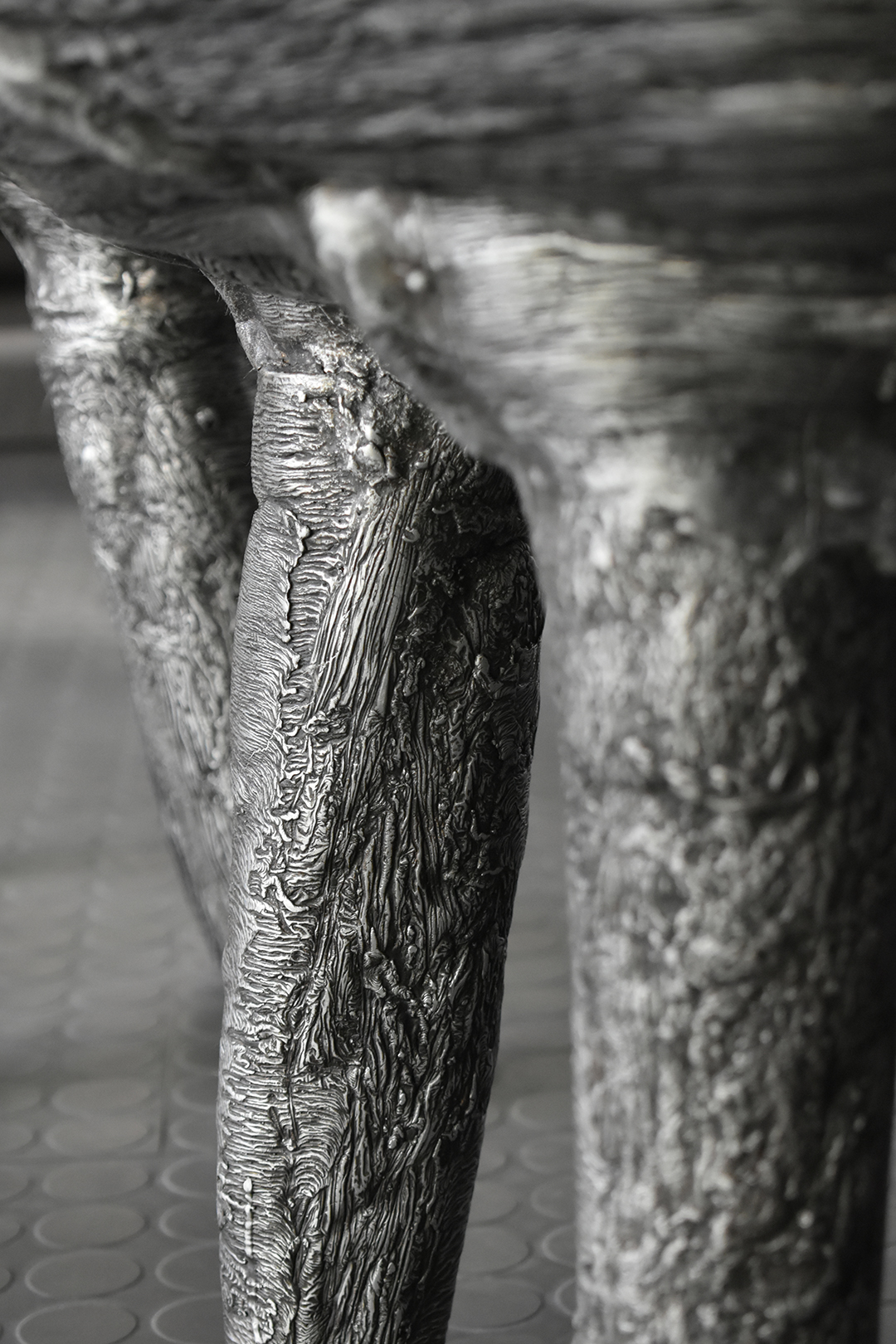 Growth bench, legs texture