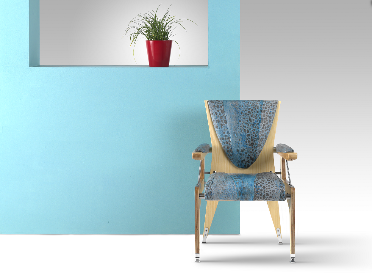 Bib chair with Fishleather. Bib stoel met visleer