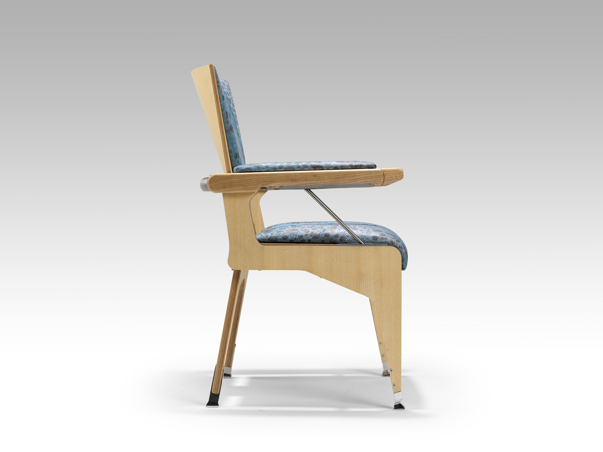 Sta op stoel 'de Bib'. Stand-up chair 'the Bib' 1