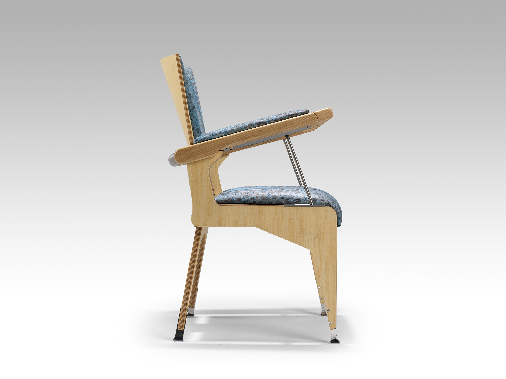 Sta op stoel 'de Bib'. Stand-up chair 'the Bib' 2