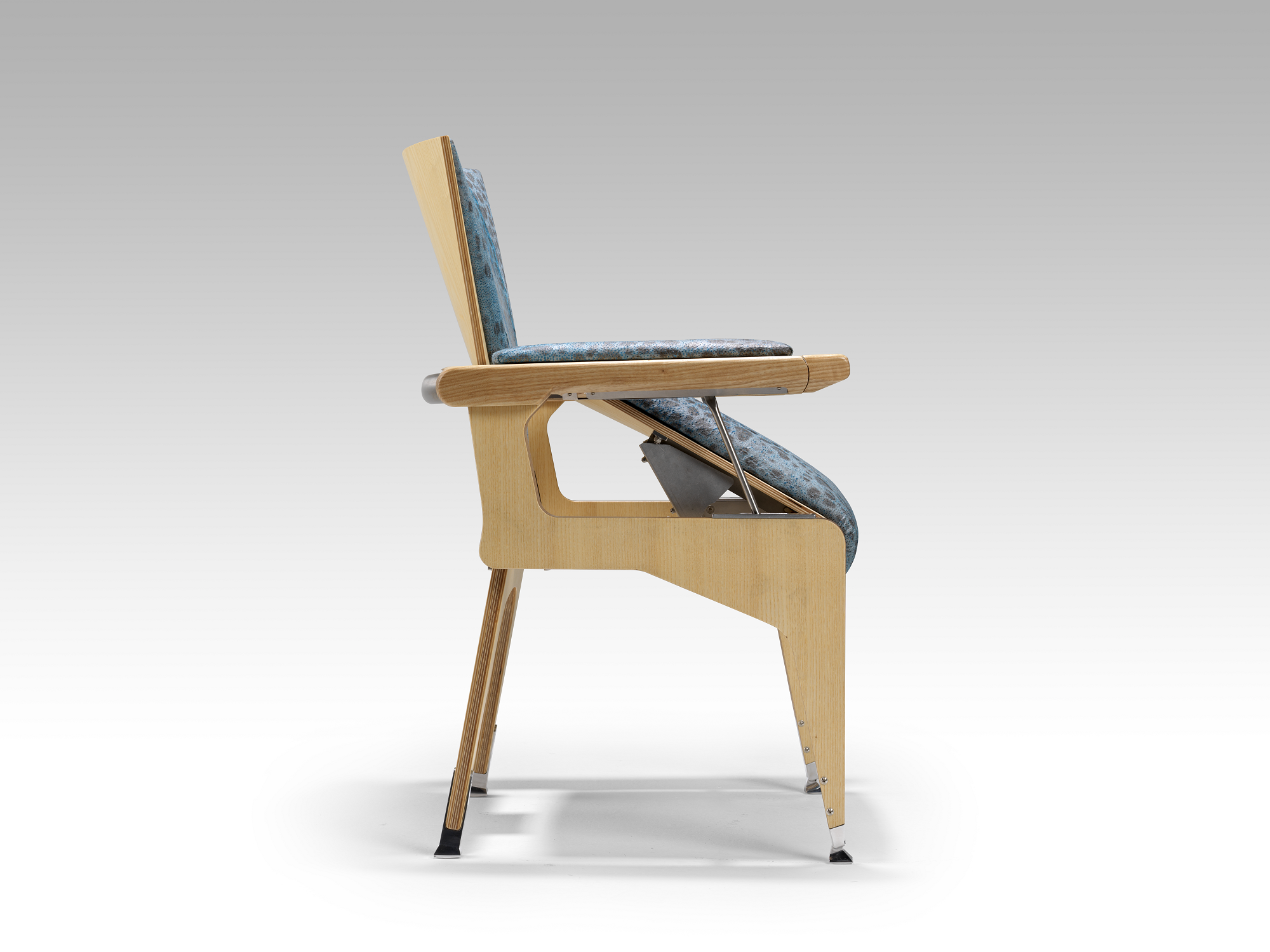 Sta op stoel 'de Bib'. Stand-up chair 'the Bib' 3