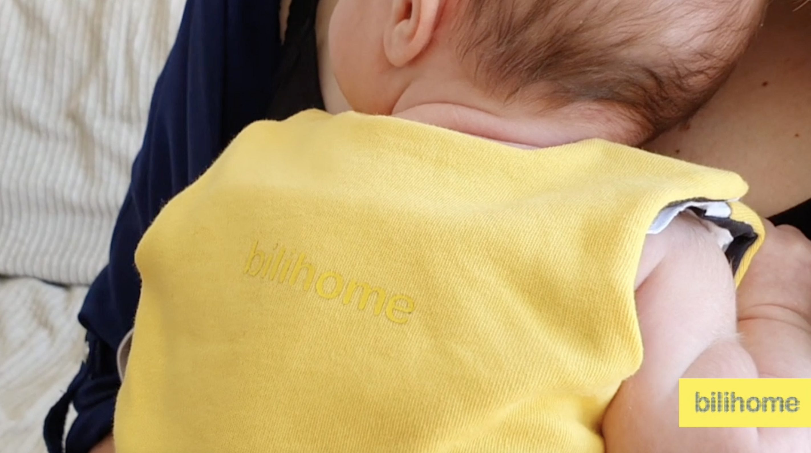 mother soothing the newborn wearing Bilihome