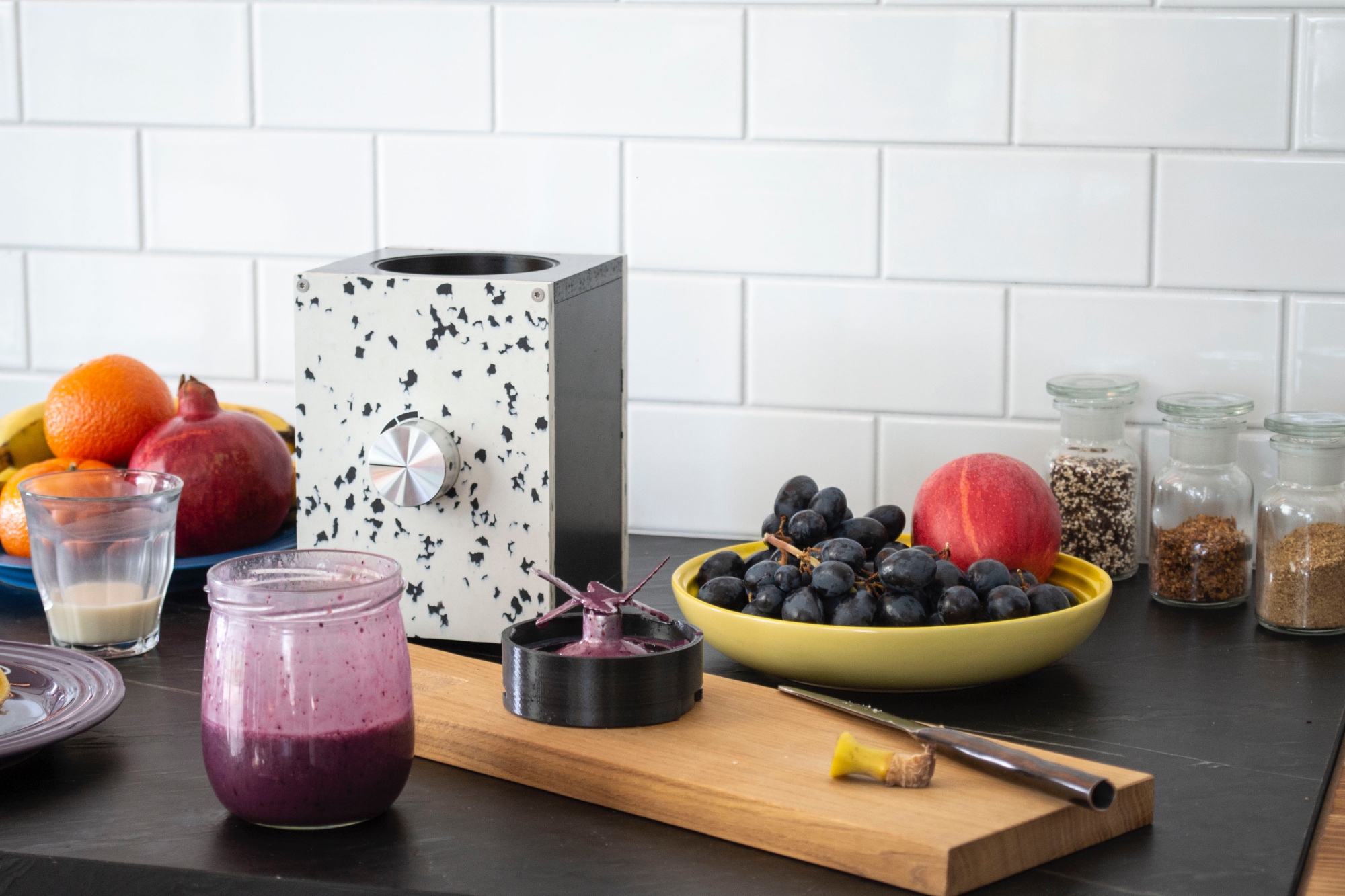 Making a banana-blueberry smoothie with re:Mix