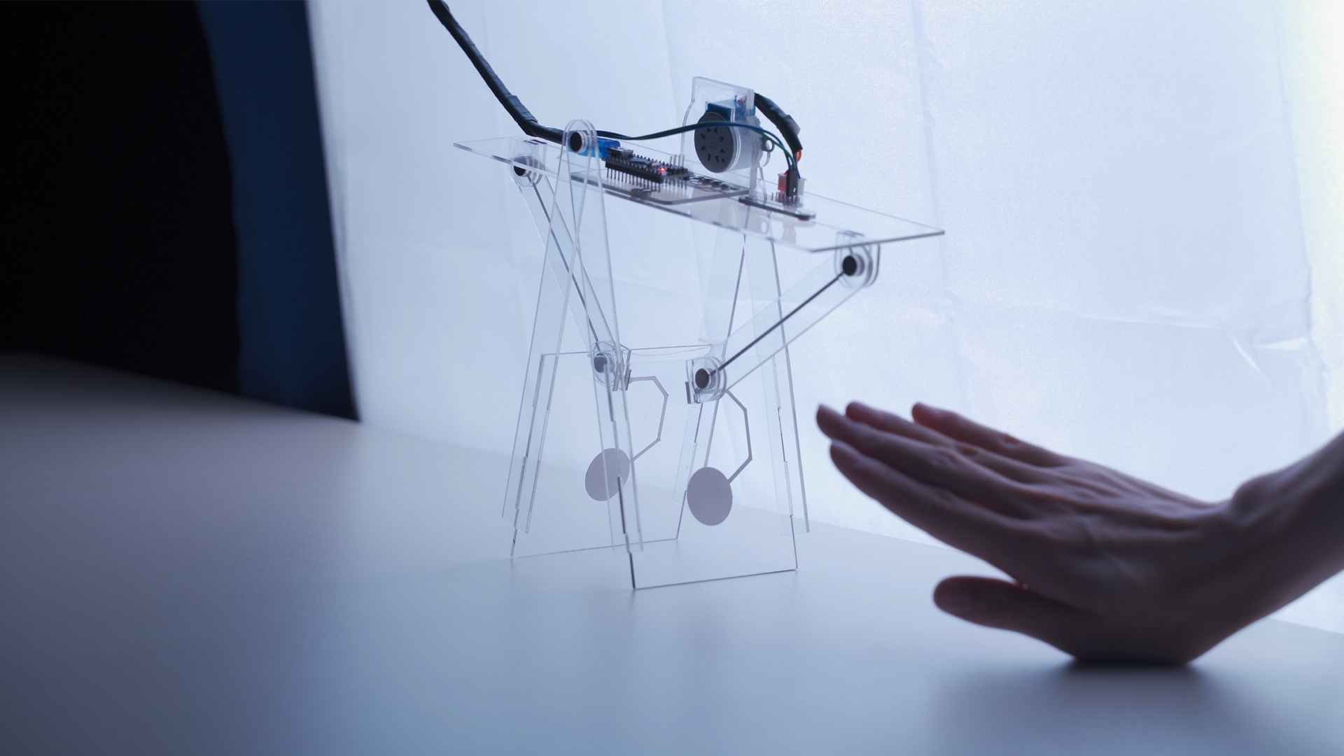 A walking robot that can sense the position of a p