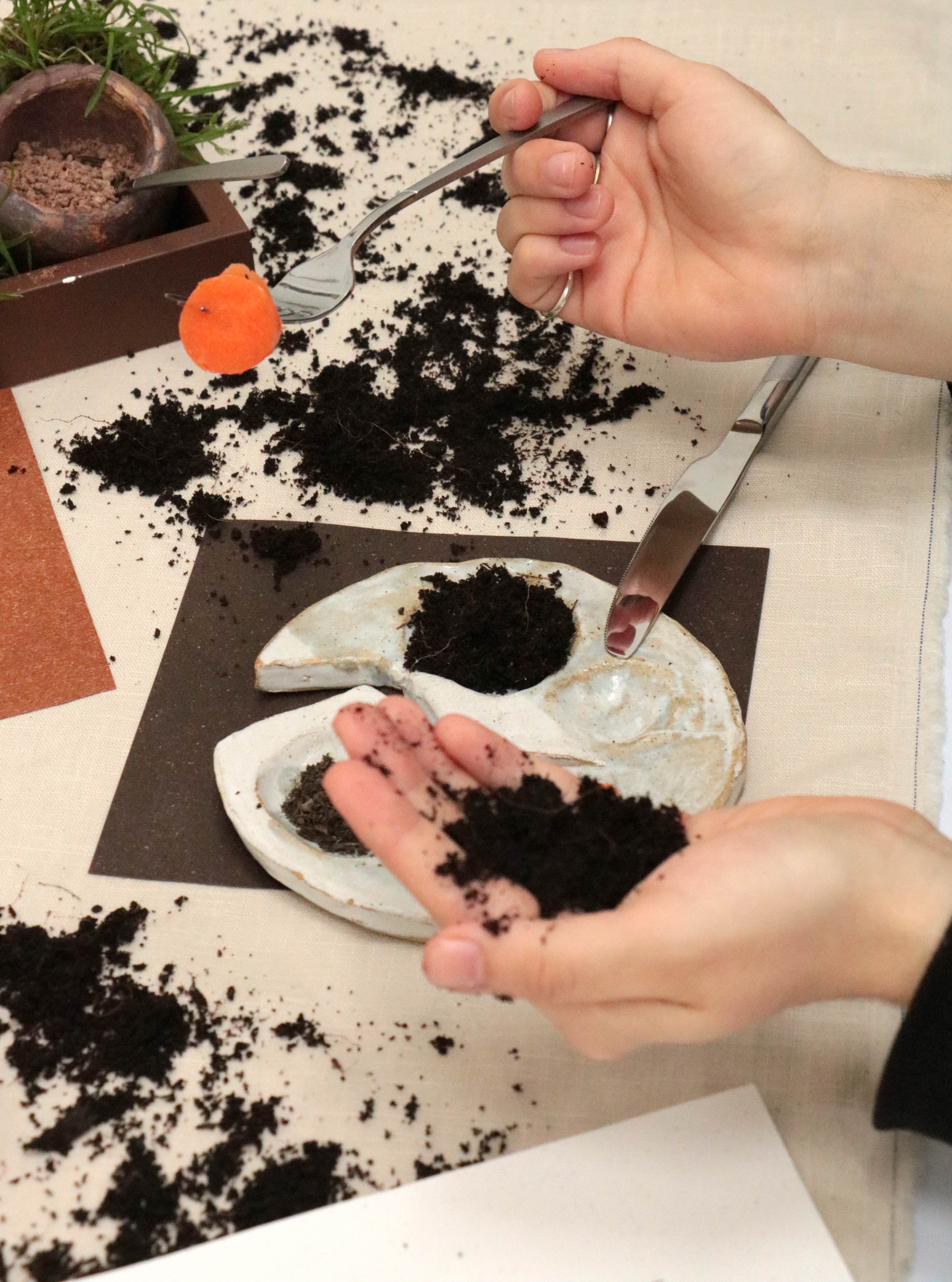 A new way of eating food and soil side-by-side