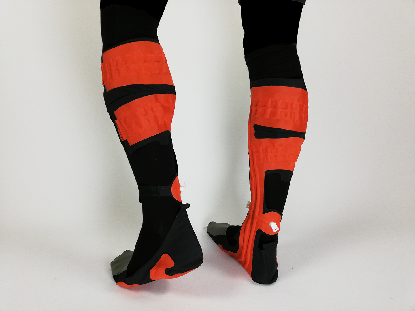 Hydrodynamic apparel for massage treatment