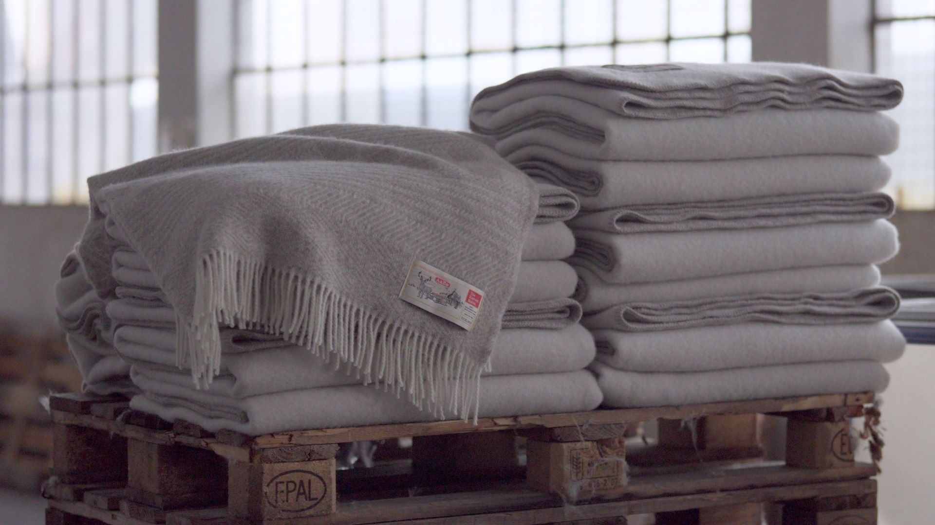 AaBe x Knitwit dekens in de fabriek