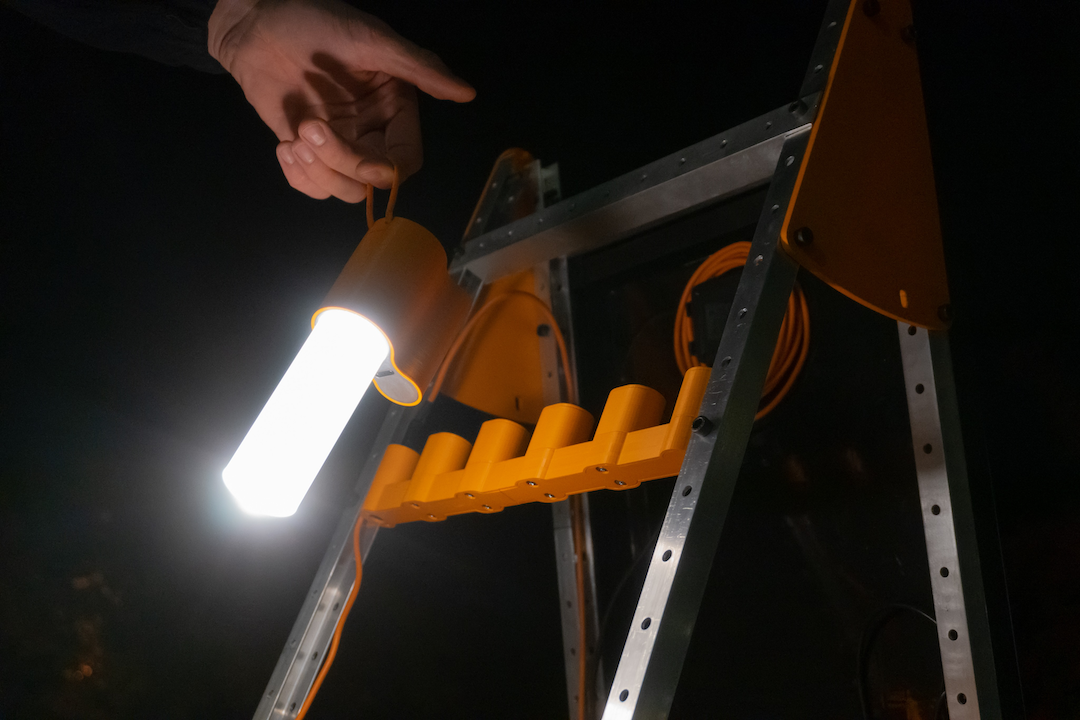 Retrieving lamp