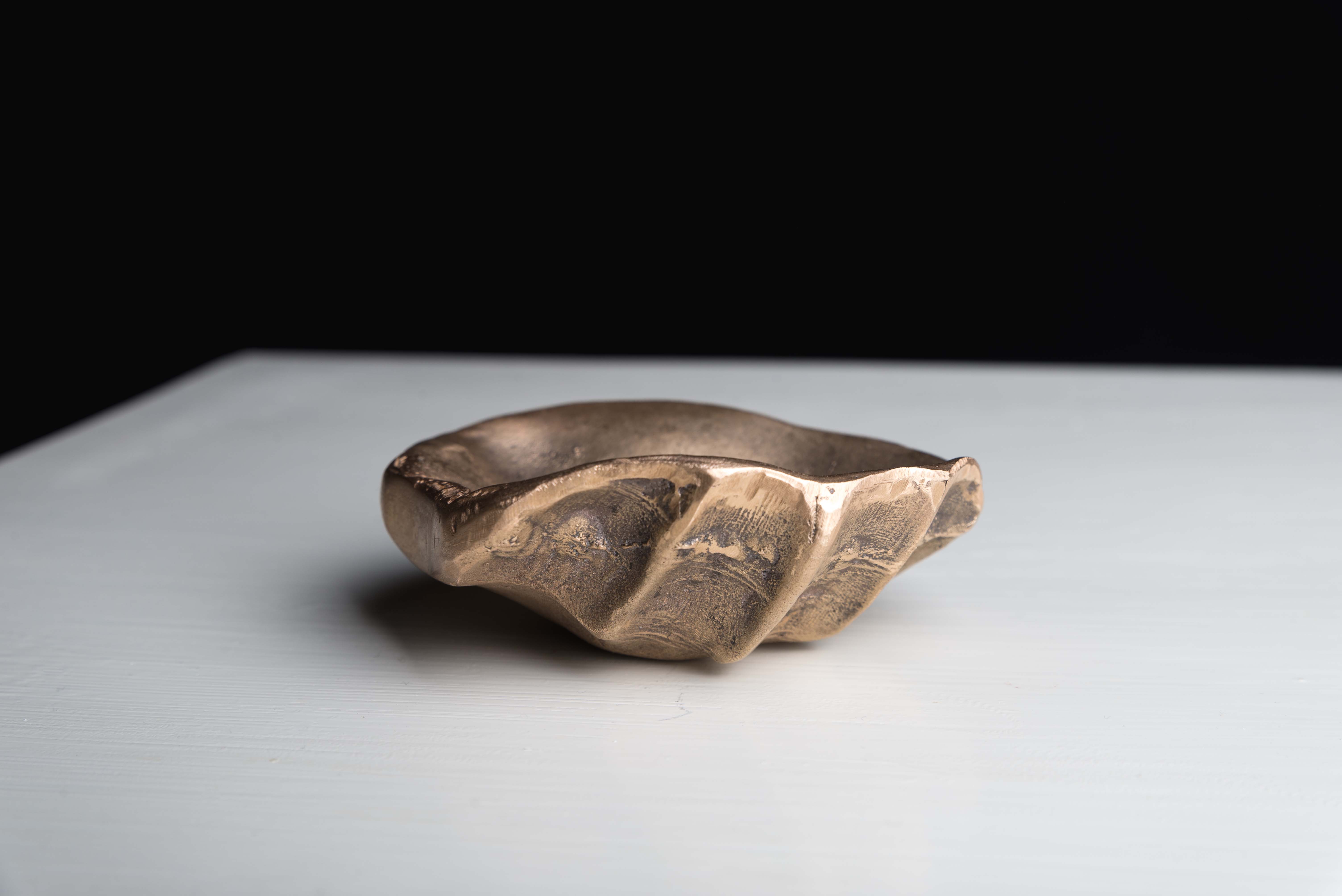 Bij leven, 'De kom van mijn hand', bronzen schaal