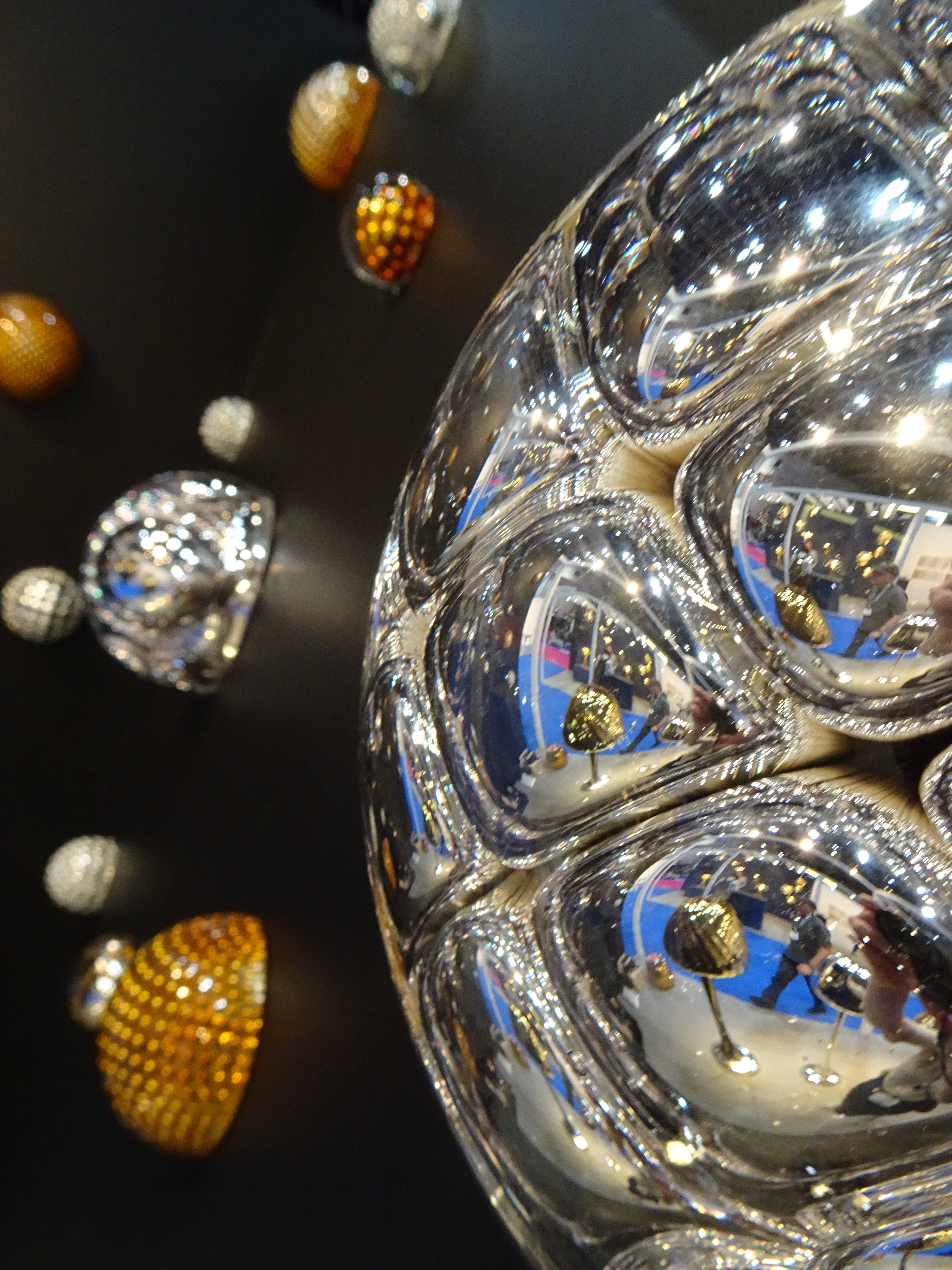 Serie of Explosionspheres in silver and gold.