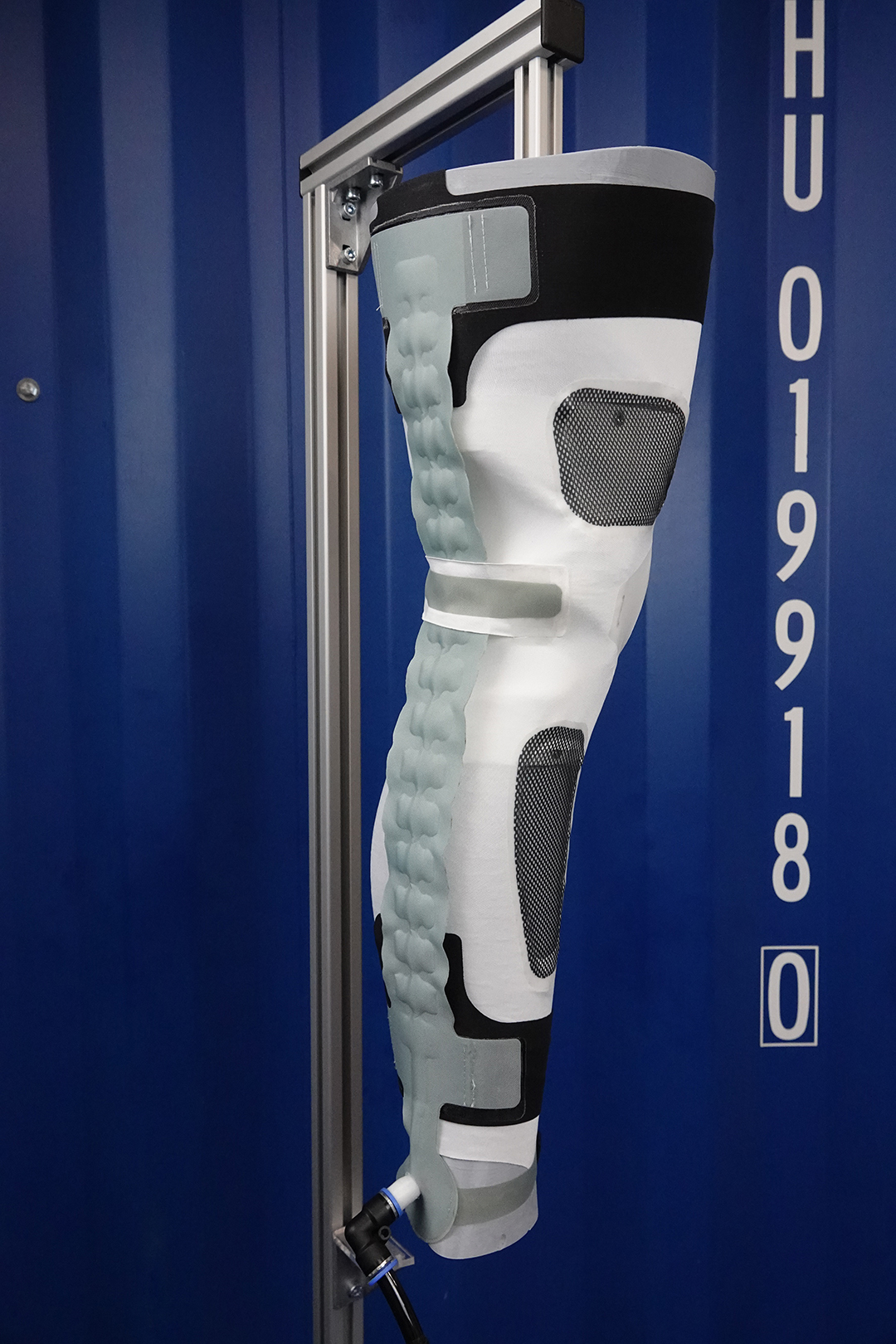 Interactive exhibition: assisted knee bending