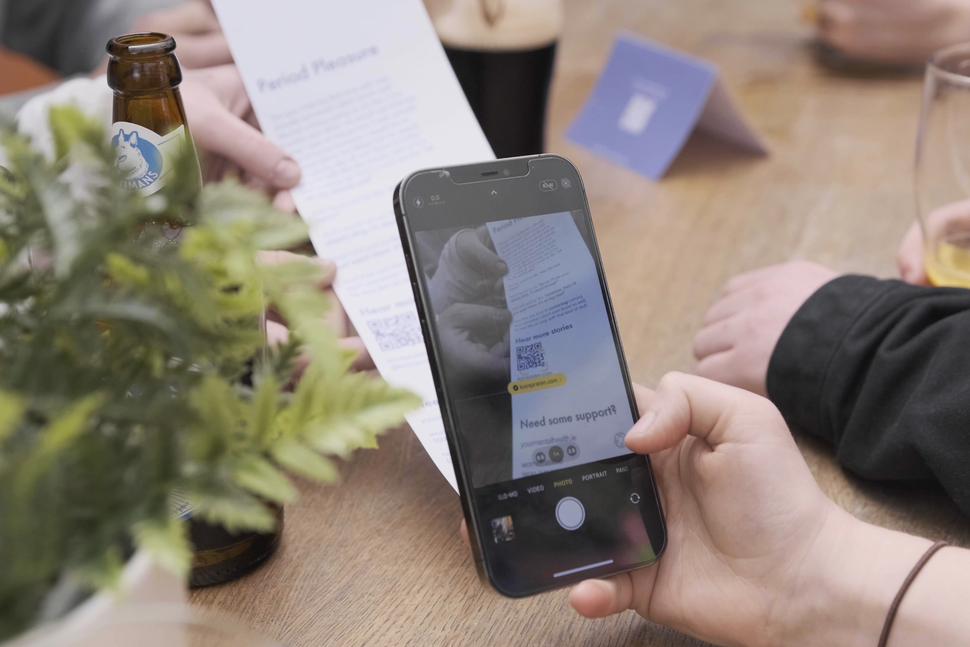 Printed stories guide users to the koospraten site