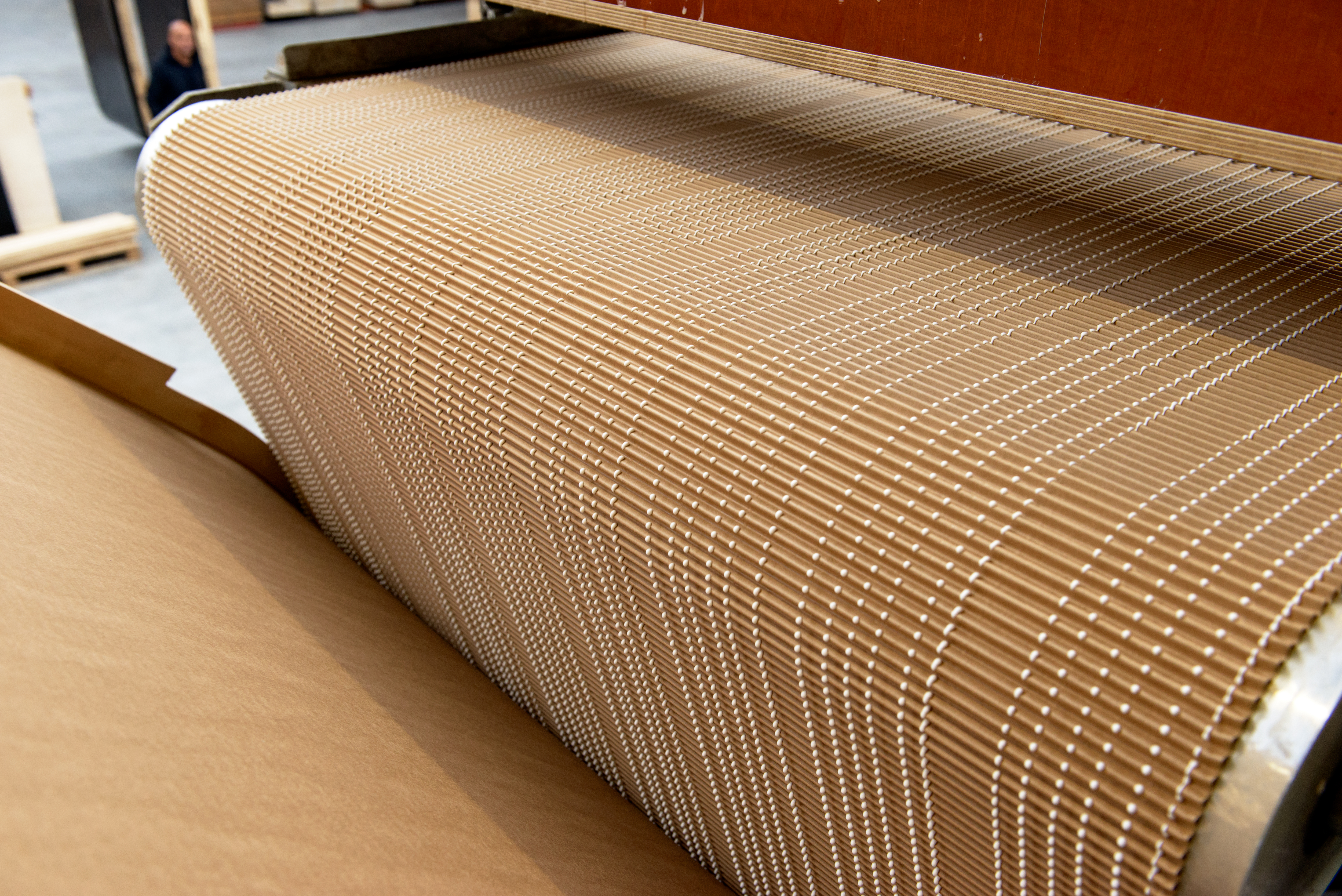 Glueing layers of cardboard