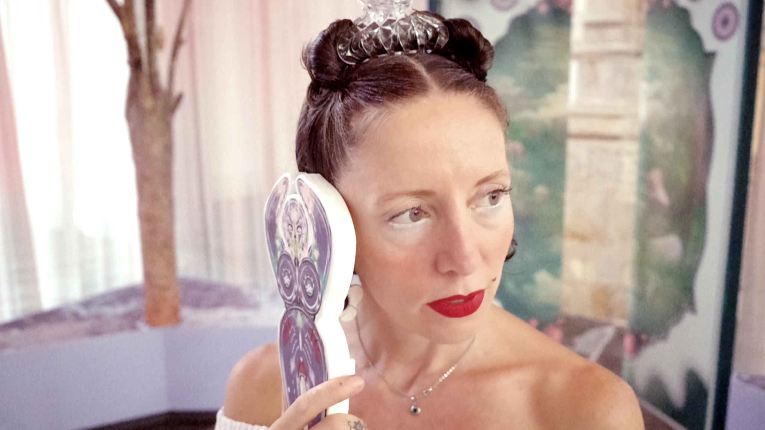 VR dials into the Glitchia Digi-print Goddess.