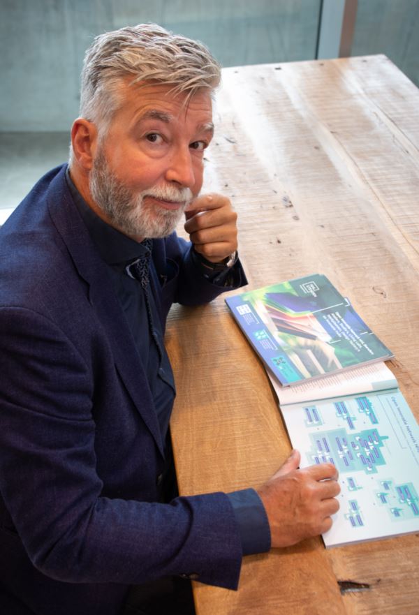 Lector Peter Joore met Lectorenboek