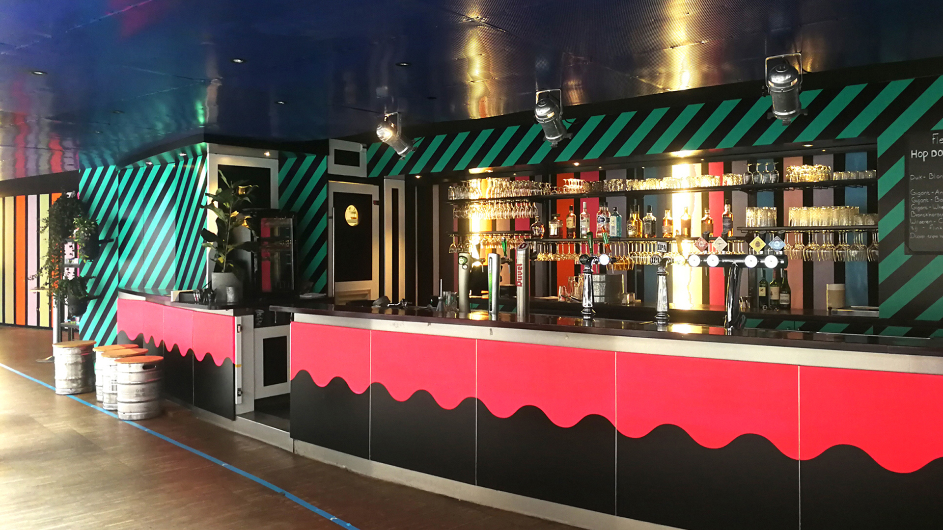 interiorpainting cafe Gigant "Showtime!"