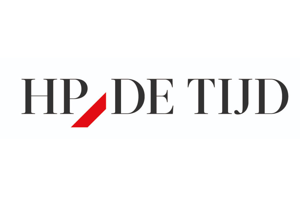 Uitgelicht in https://www.hpdetijd.nl/2023-07-04/felt-cute-might-delete-de-mythologische-vazen-van-nonna-hoogland/