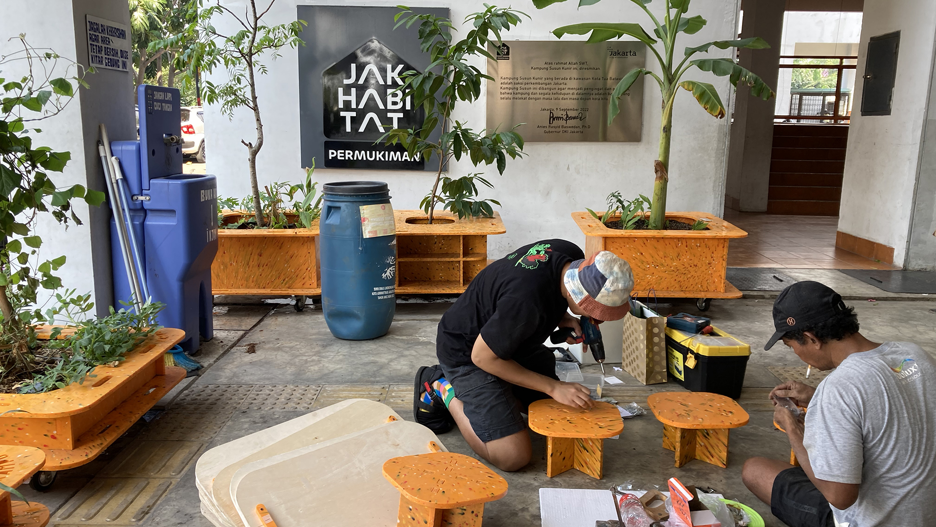 Building Rujak Plaza in Kampung Kunir