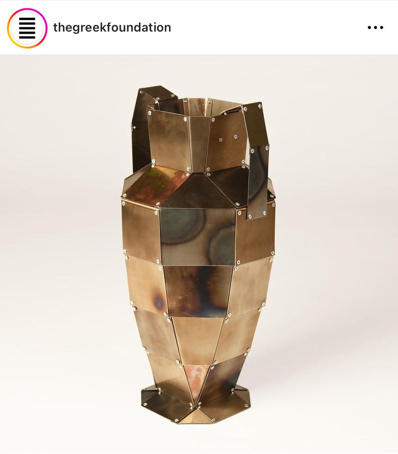 Uitgelicht in https://www.thegreekfoundation.com/design/amphora-is-a-contemporary-design-tribute-to-ancient-greece-by-theo-galliakis