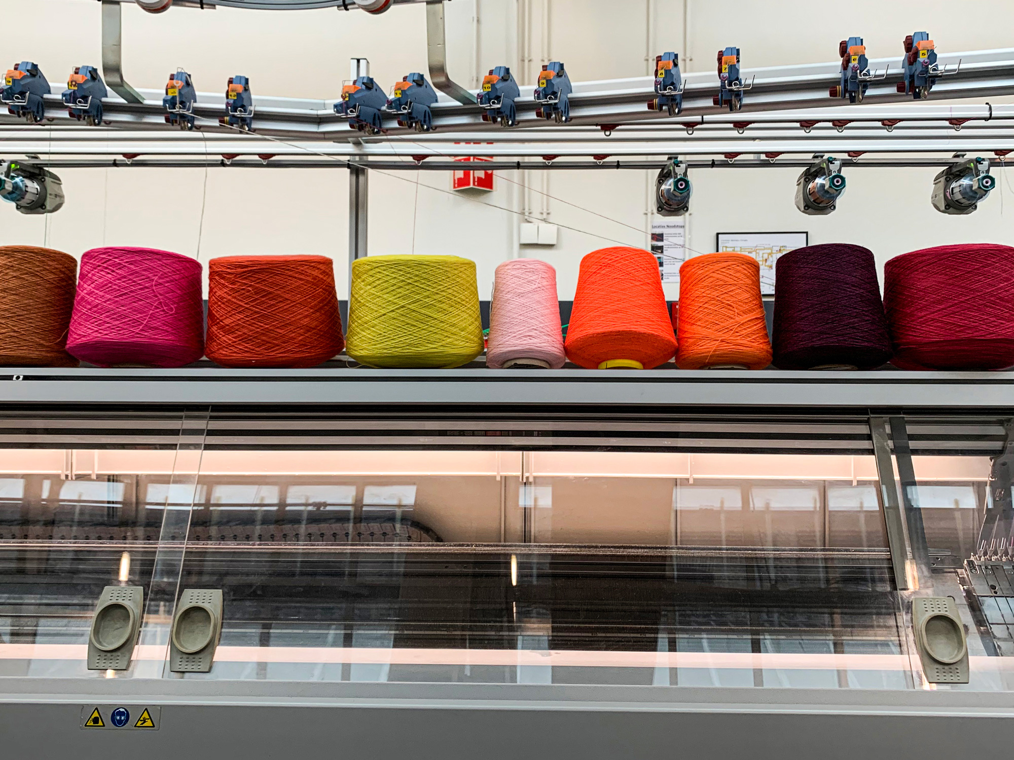 Knitting machine with yarns at TextielLab