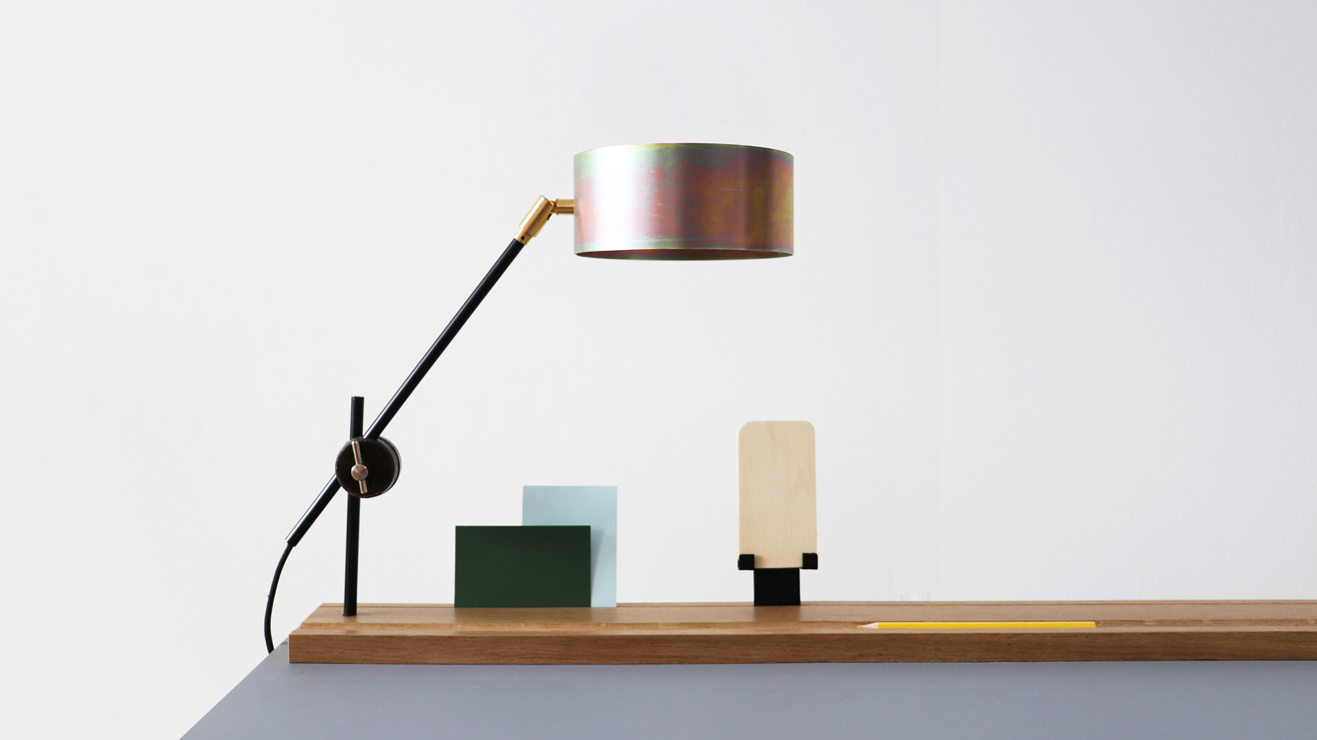 The lamp can be placed on the left or right side.
