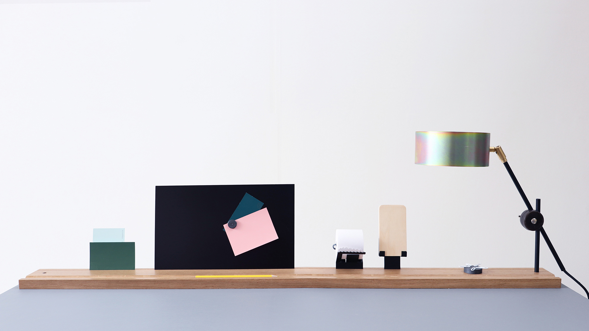 Accessories to personalise the desk