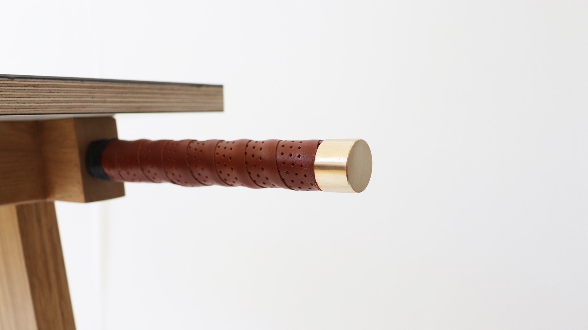 The handlebars are covered with natural leather.